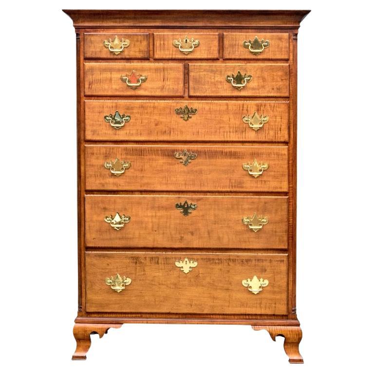 Cassettiera graduata in stile Chippendale vintage in vendita