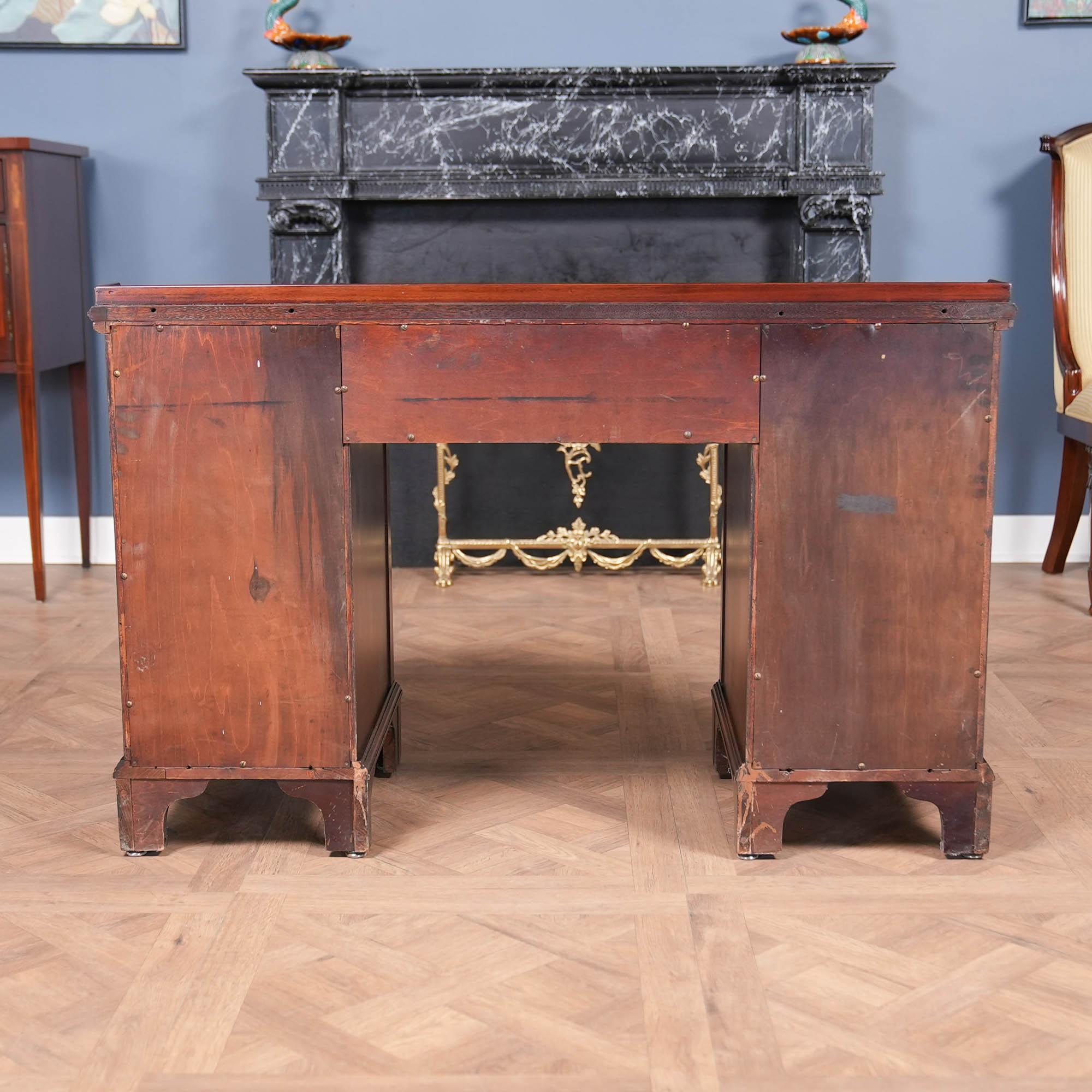 Scrivania in mogano stile Chippendale d'epoca in vendita 3