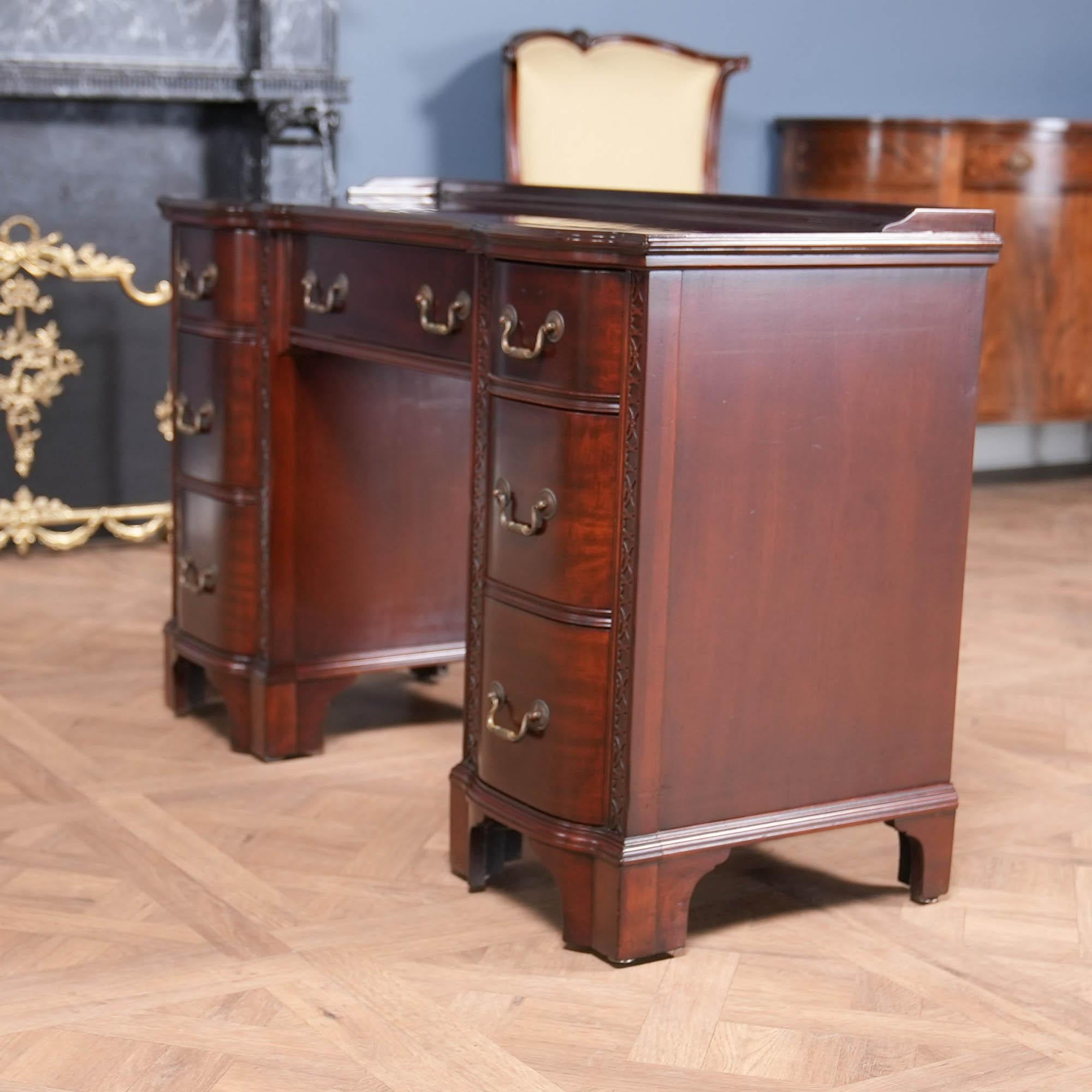 Scrivania in mogano stile Chippendale d'epoca in vendita 5