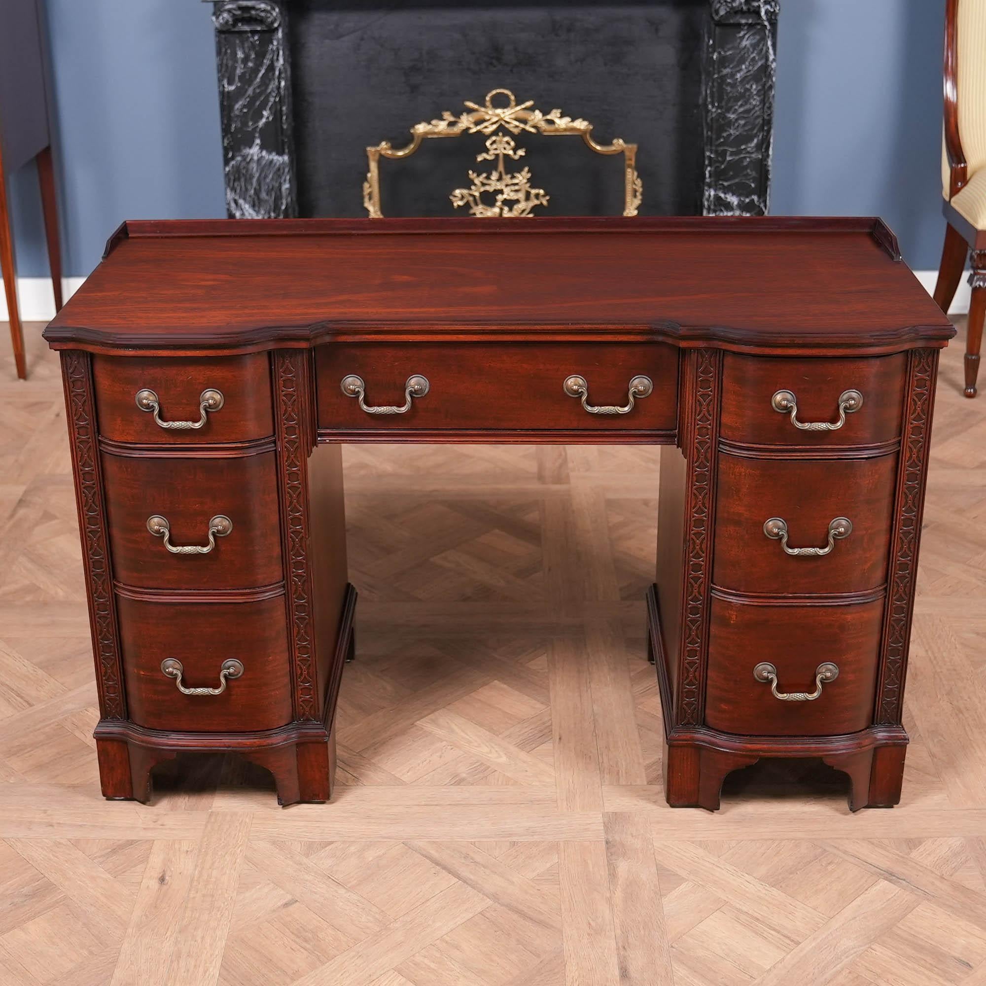 Una scrivania in mogano stile Chippendale d'epoca di alta qualità con un piano riccamente restaurato e un'area cassettiera restaurata con cura. I tiranti in ottone massiccio sono originali per i cassetti della scrivania in mogano in stile