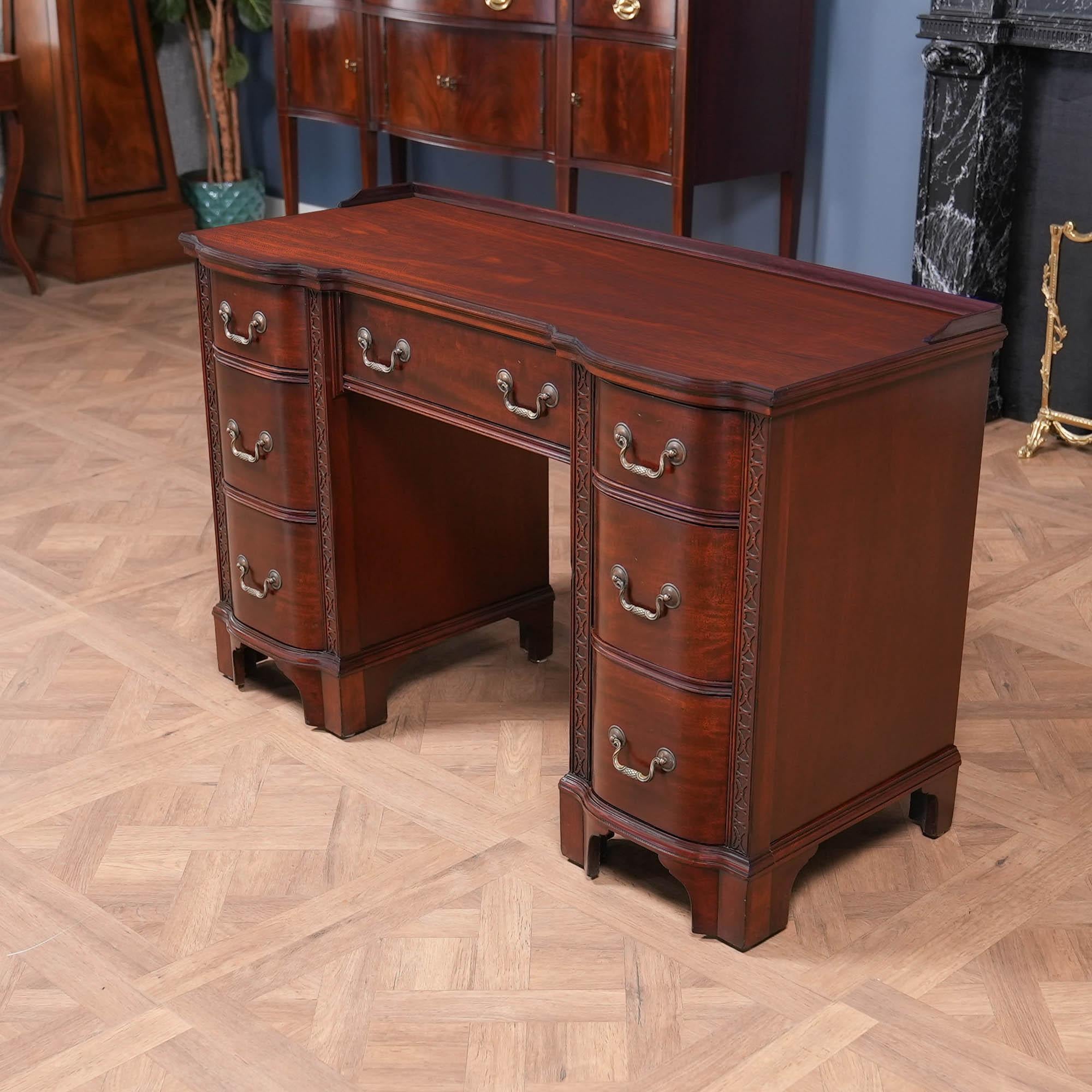Rinascimento Scrivania in mogano stile Chippendale d'epoca in vendita
