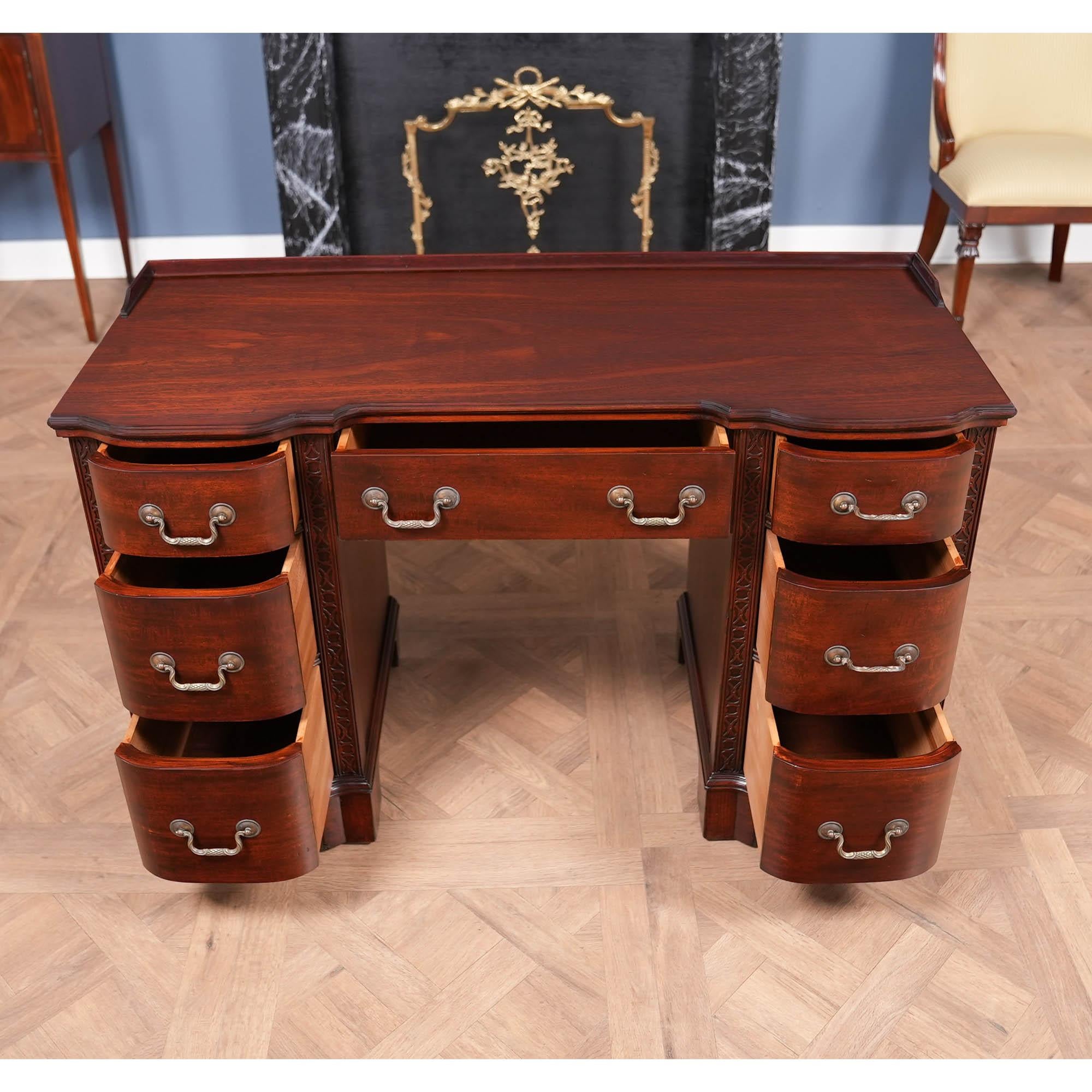 Scrivania in mogano stile Chippendale d'epoca In condizioni buone in vendita a Annville, PA