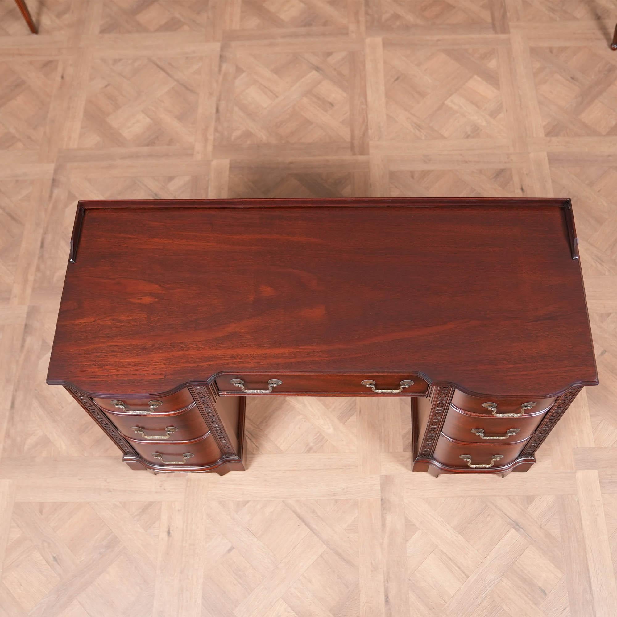 Scrivania in mogano stile Chippendale d'epoca in vendita 1