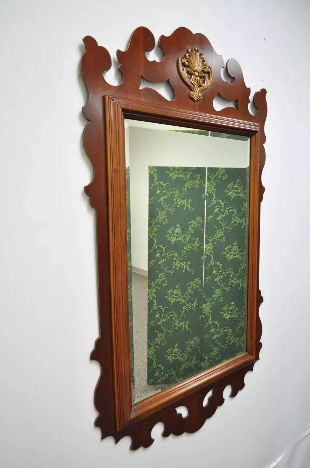 Specchio da parete in mogano con traforo e vetro smussato in stile Chippendale vintage in vendita 4