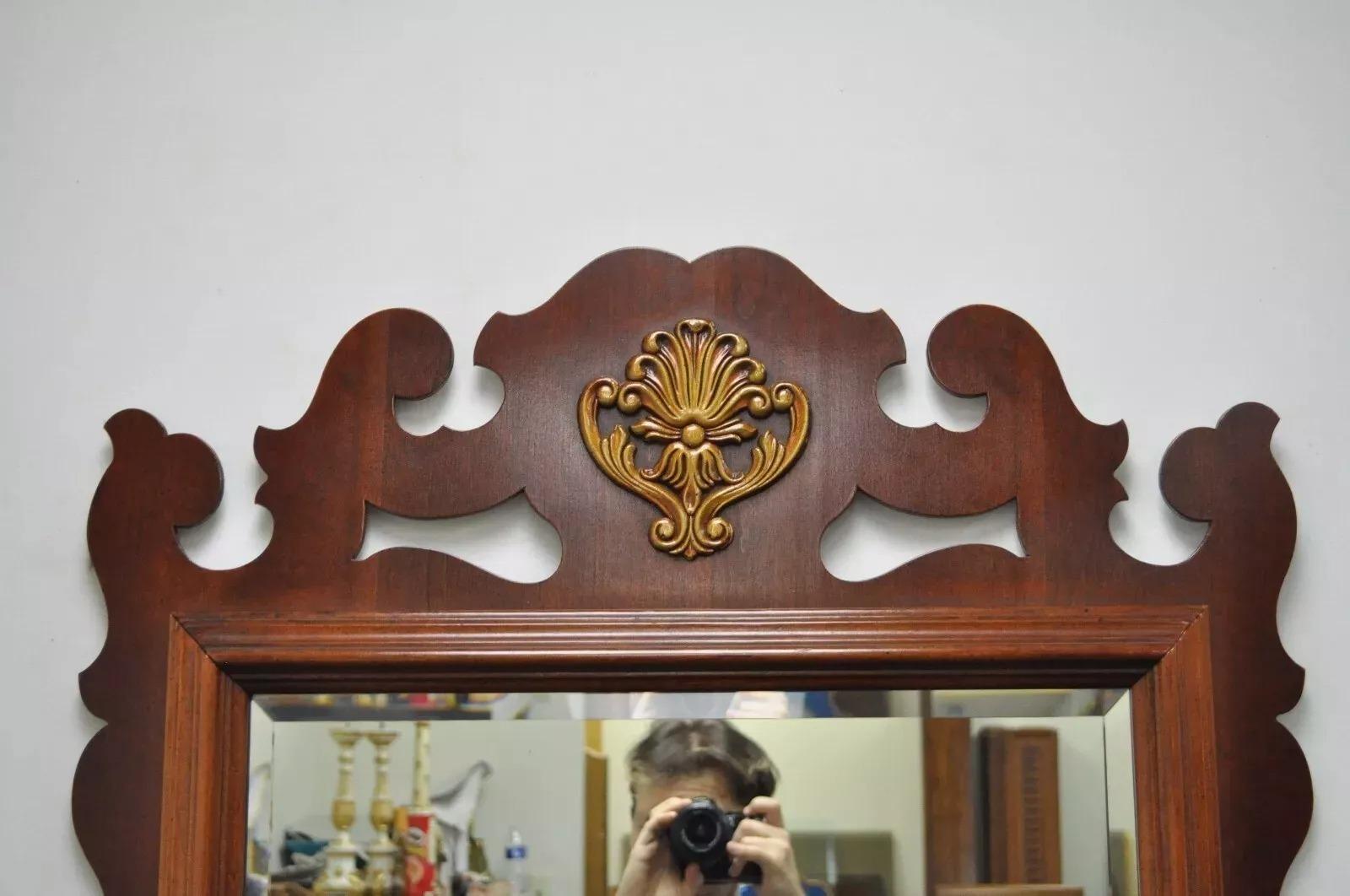 Sconosciuto Specchio da parete in mogano con traforo e vetro smussato in stile Chippendale vintage in vendita