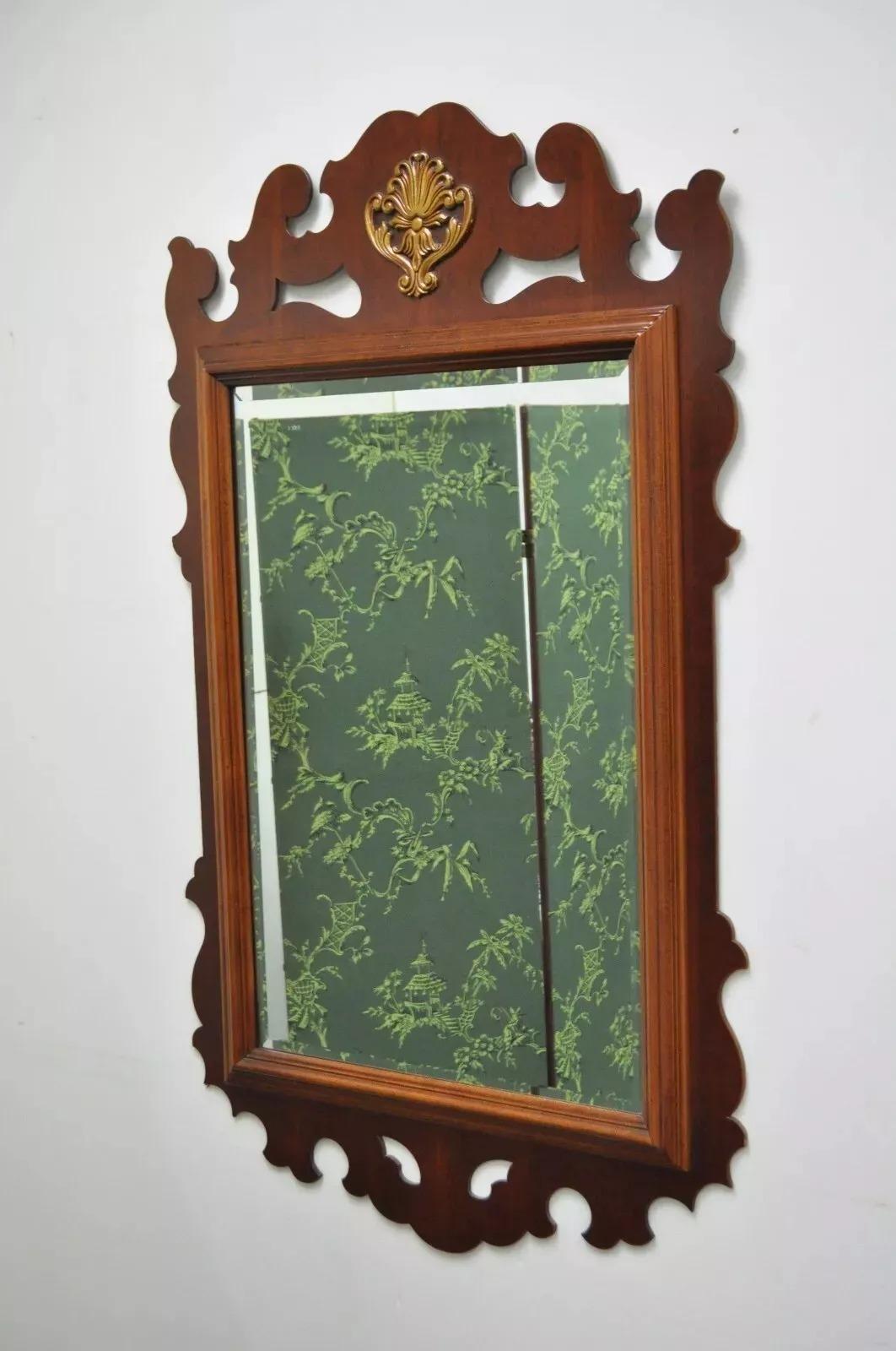 XX secolo Specchio da parete in mogano con traforo e vetro smussato in stile Chippendale vintage in vendita