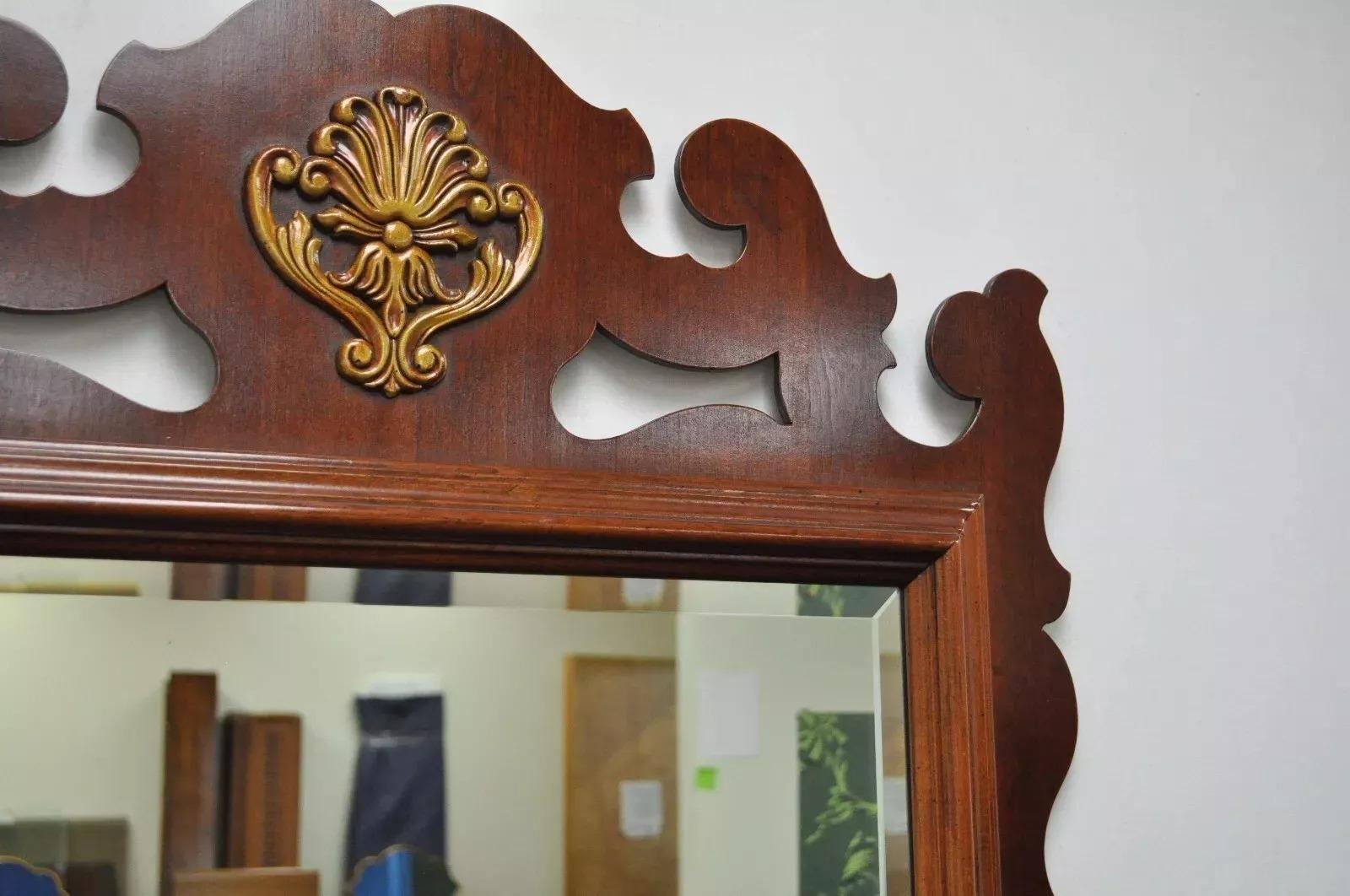 Legno Specchio da parete in mogano con traforo e vetro smussato in stile Chippendale vintage in vendita