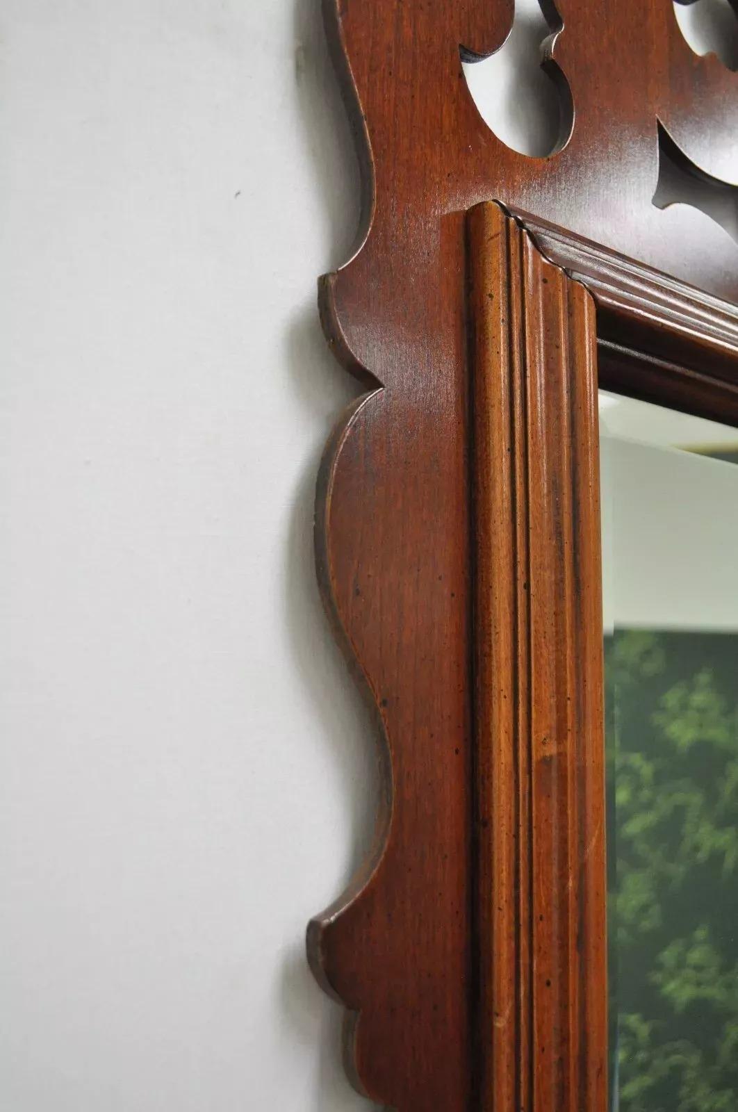 Specchio da parete in mogano con traforo e vetro smussato in stile Chippendale vintage in vendita 1