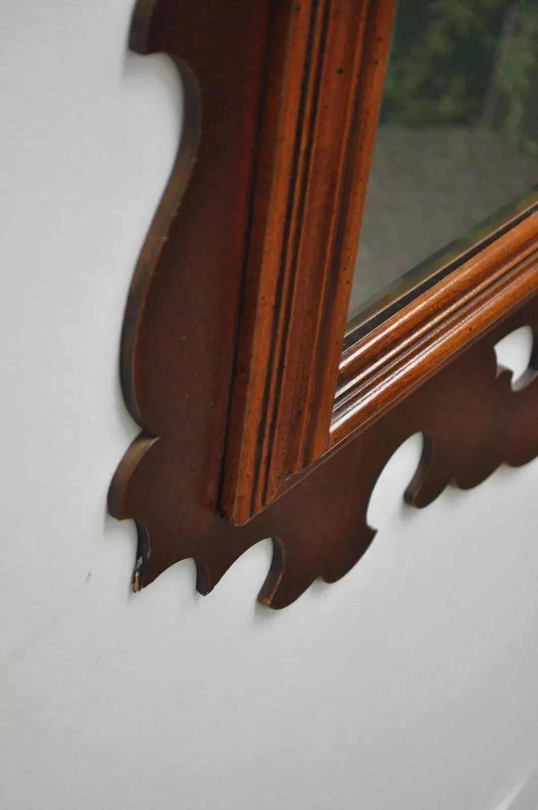 Specchio da parete in mogano con traforo e vetro smussato in stile Chippendale vintage in vendita 2