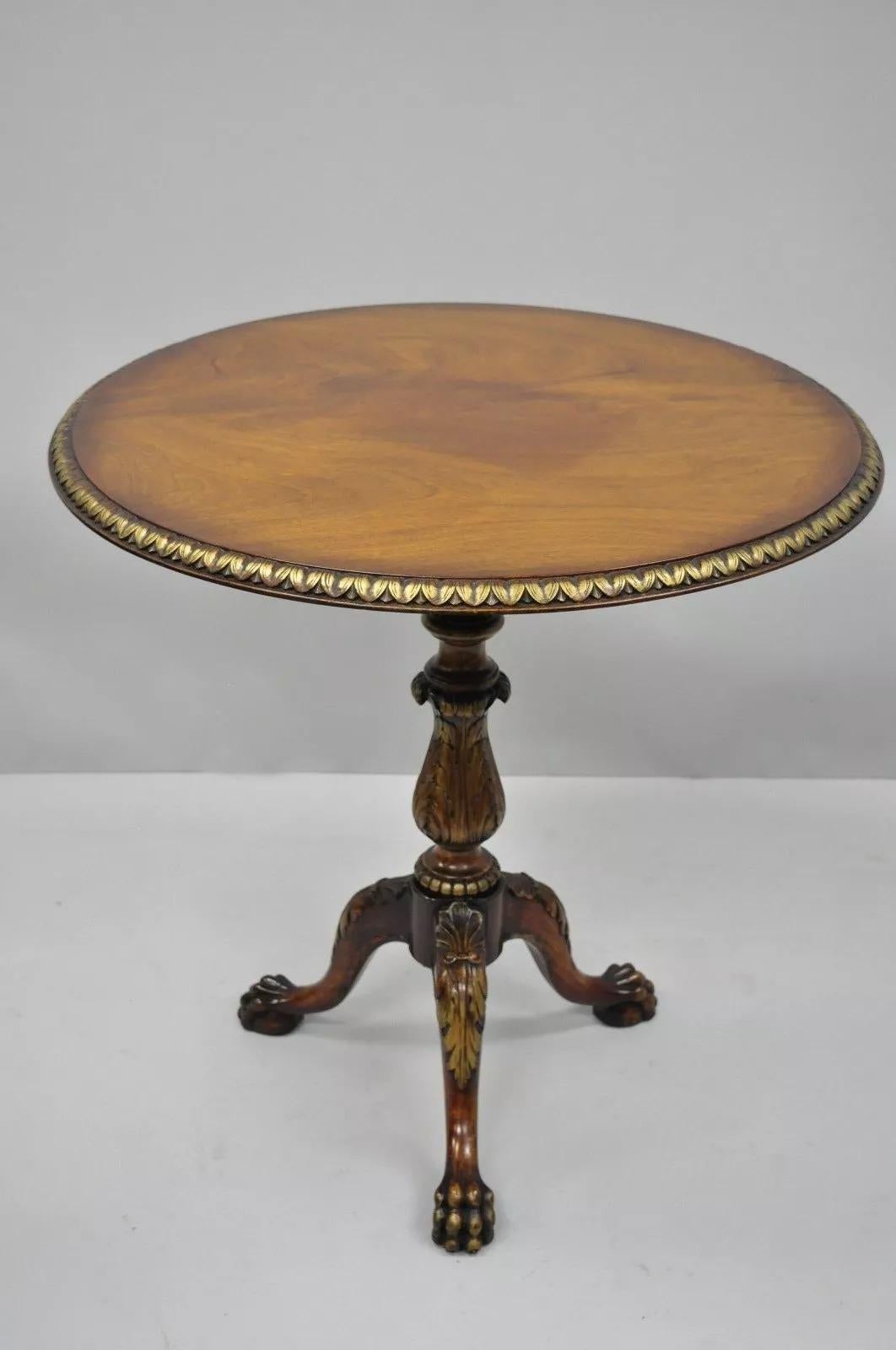 Table à thé vintage en acajou, style Chippendale, à plateau inclinable à boule et griffes. Cet article se caractérise par des feuilles d'acanthe sculptées, des accents peints en or, des genoux sculptés de coquillages, une construction en bois