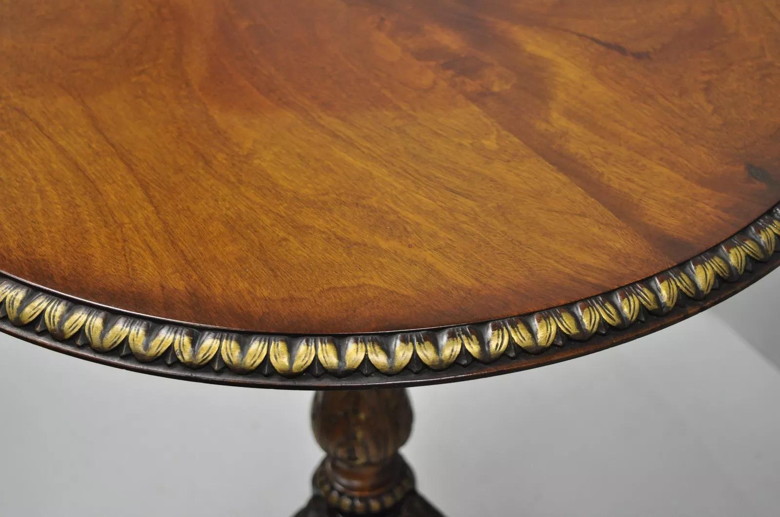 20ième siècle Table à thé vintage de style Chippendale en acajou avec plateau inclinable Ball and Claw en vente
