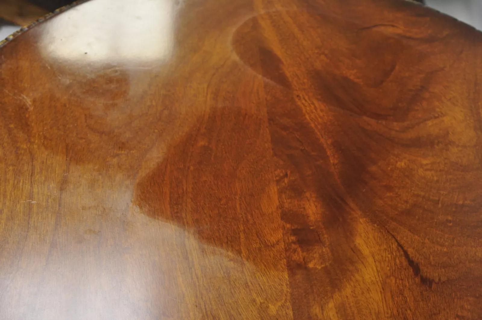 Acajou Table à thé vintage de style Chippendale en acajou avec plateau inclinable Ball and Claw en vente