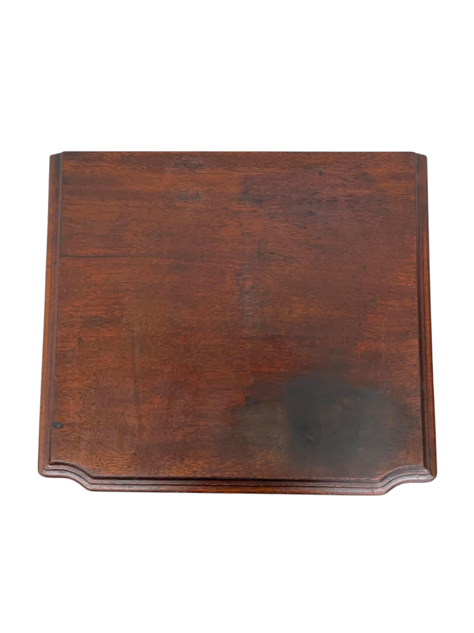 Table de nuit vintage de style Chippendale avec pieds en forme de griffes et de boules en vente 4