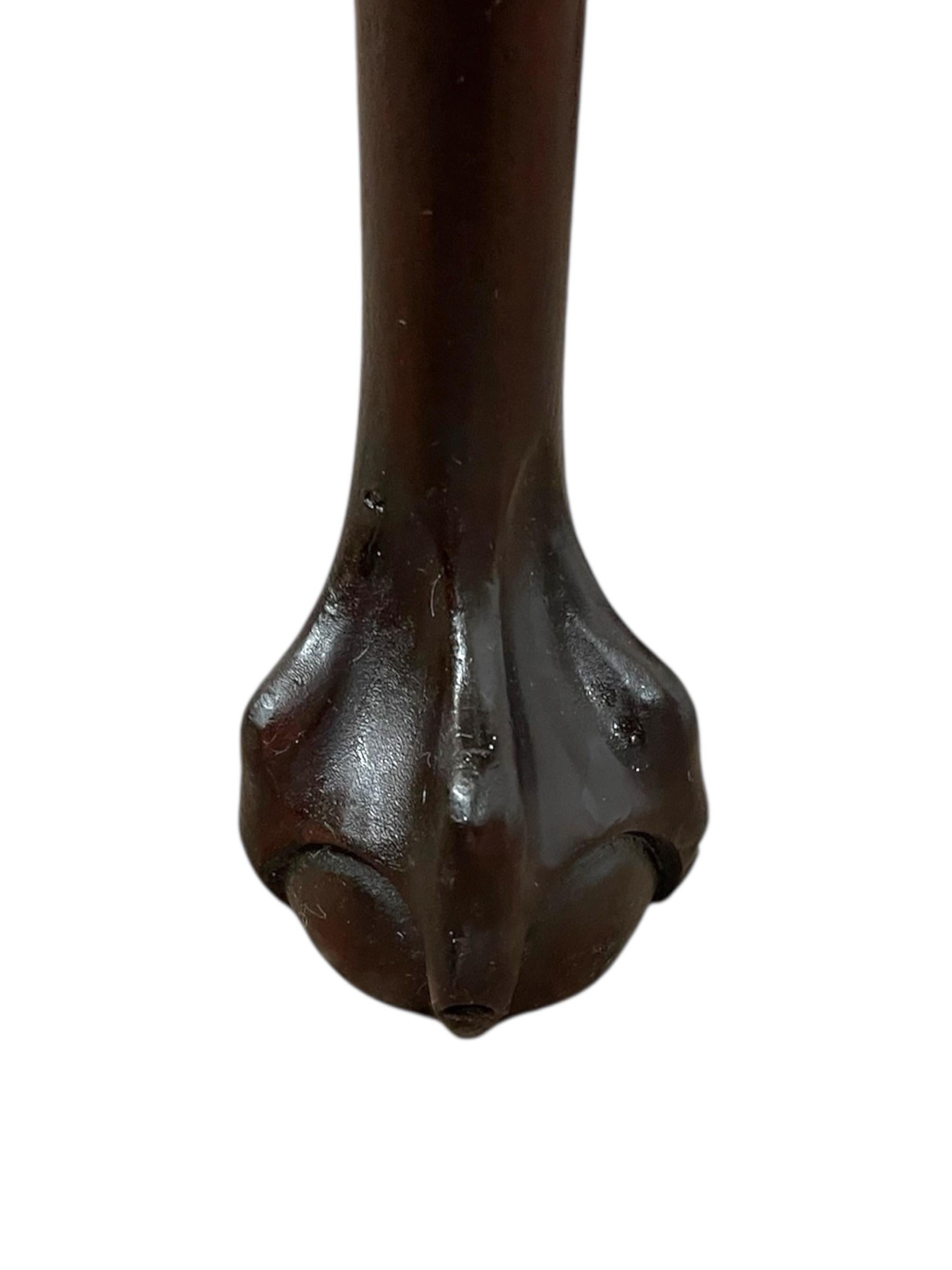 Table de nuit vintage de style Chippendale avec pieds en forme de griffes et de boules en vente 5