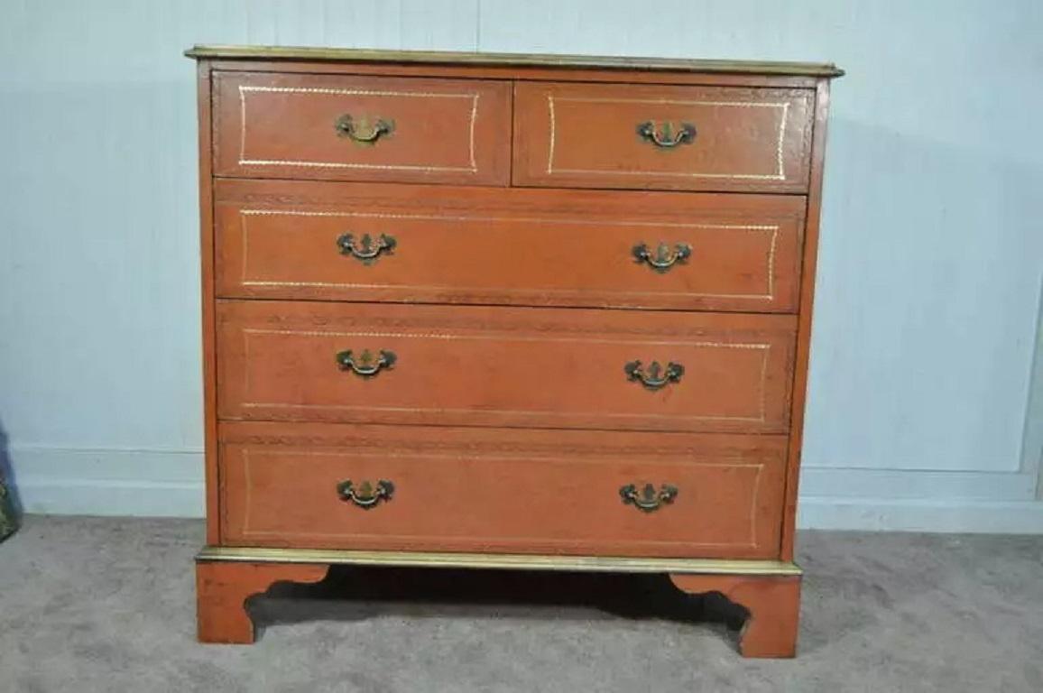 Rarissima cassapanca vintage rivestita in pelle in stile Chippendale realizzata su misura da Gus Furniture nel 1967. Questo pezzo pregiato è dotato di 5 cassetti a coda di rondine, struttura in legno massiccio, piedi a staffa, il tutto avvolto in