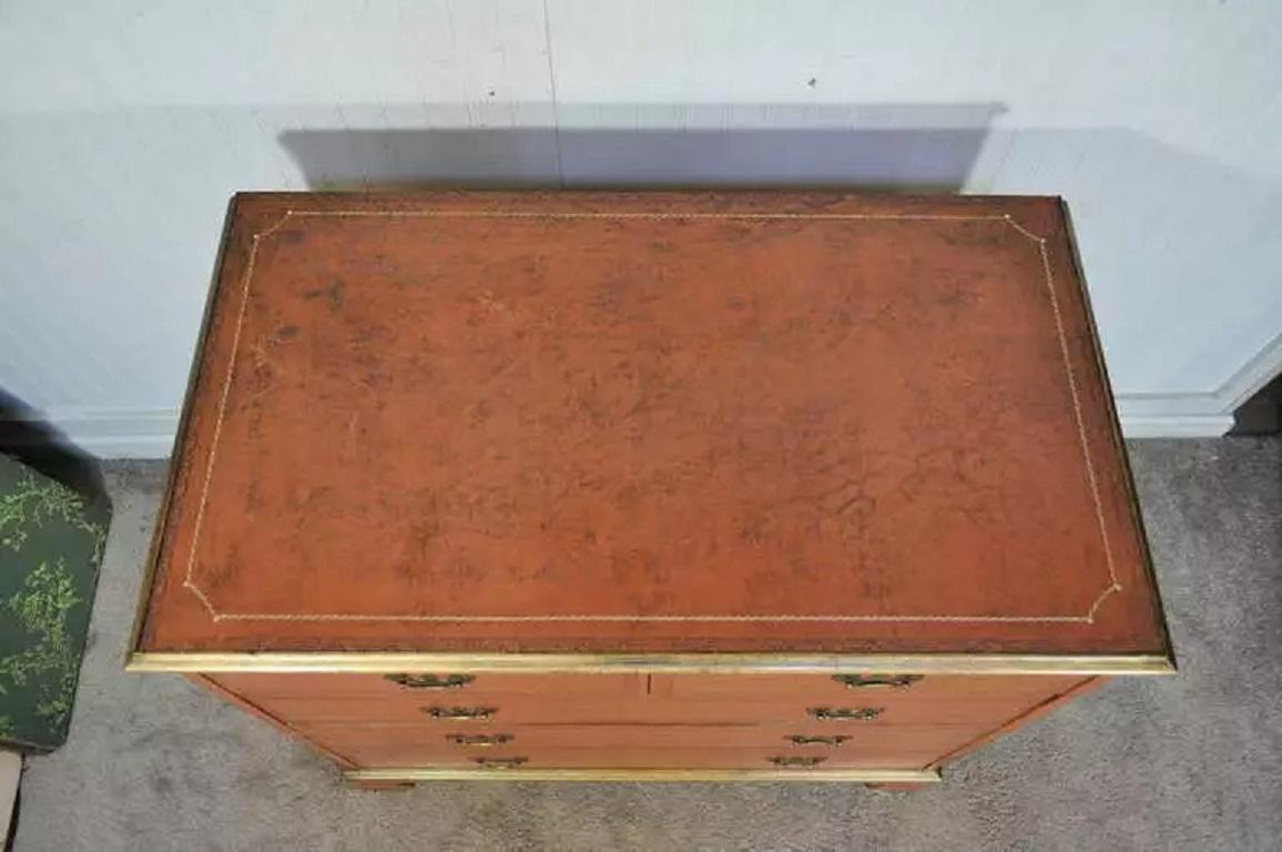 Sconosciuto Comò d'epoca in pelle lavorata arancione in stile Chippendale Comò con cassettiera in vendita