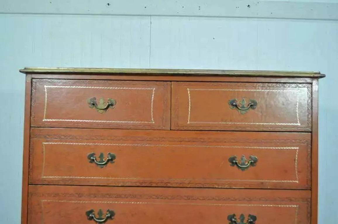 XX secolo Comò d'epoca in pelle lavorata arancione in stile Chippendale Comò con cassettiera in vendita
