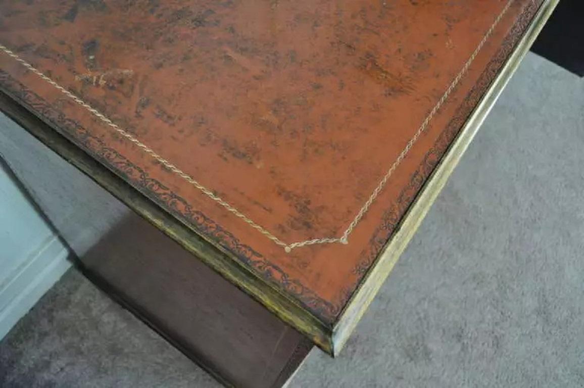 Ottone Comò d'epoca in pelle lavorata arancione in stile Chippendale Comò con cassettiera in vendita