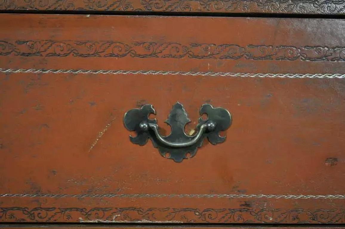 Comò d'epoca in pelle lavorata arancione in stile Chippendale Comò con cassettiera in vendita 1