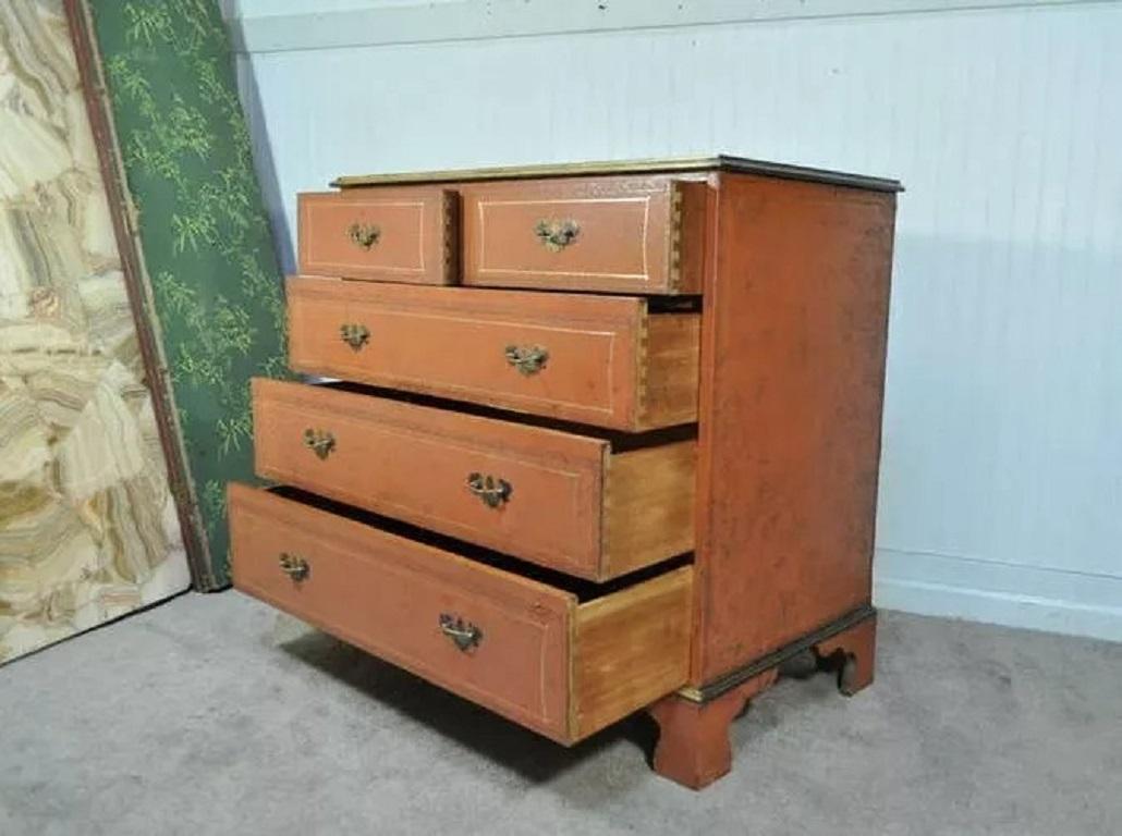 Comò d'epoca in pelle lavorata arancione in stile Chippendale Comò con cassettiera in vendita 3