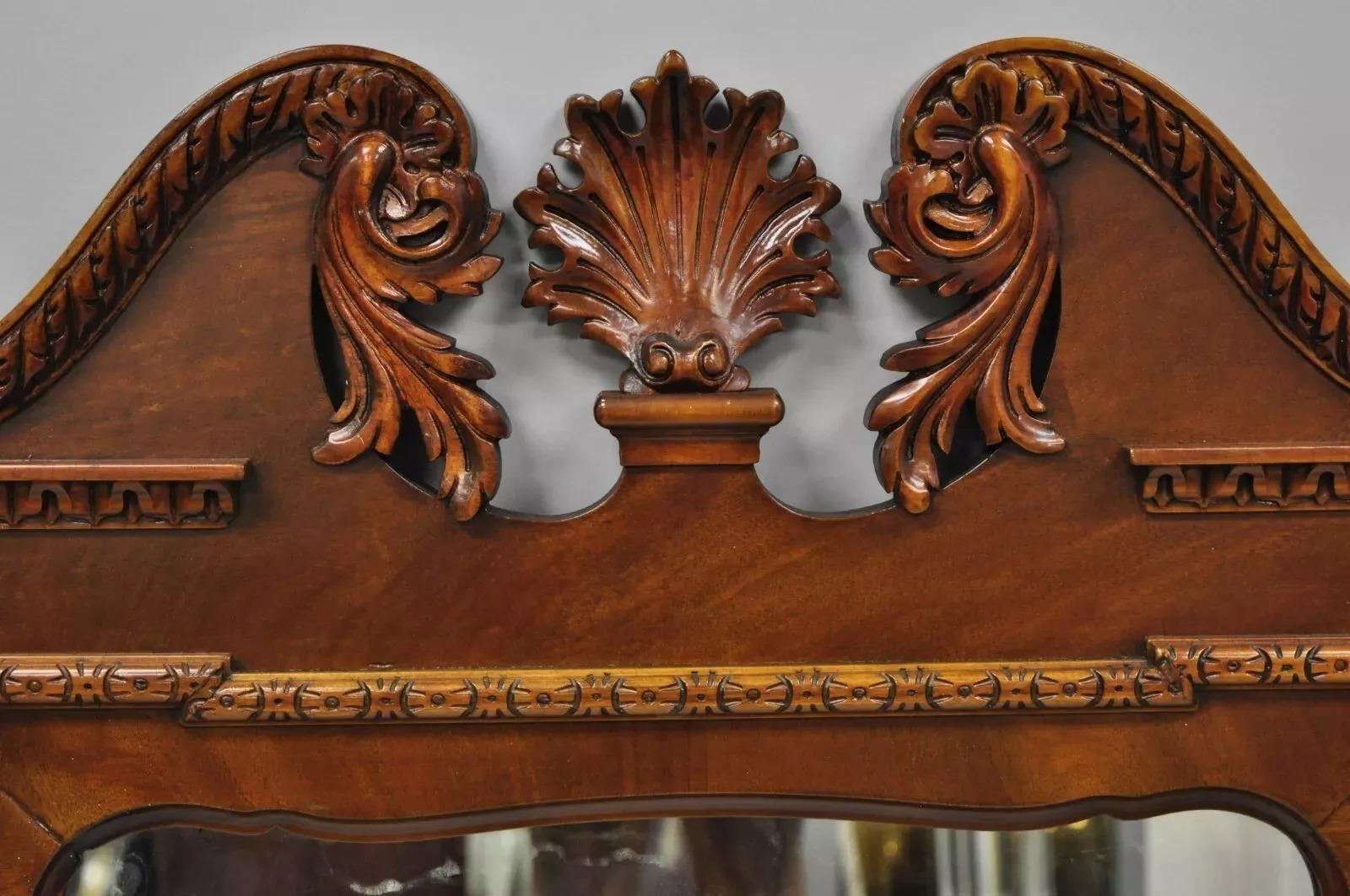 Vieux miroir mural de style Chippendale en acajou sculpté en forme d'arc brisé en vente 4