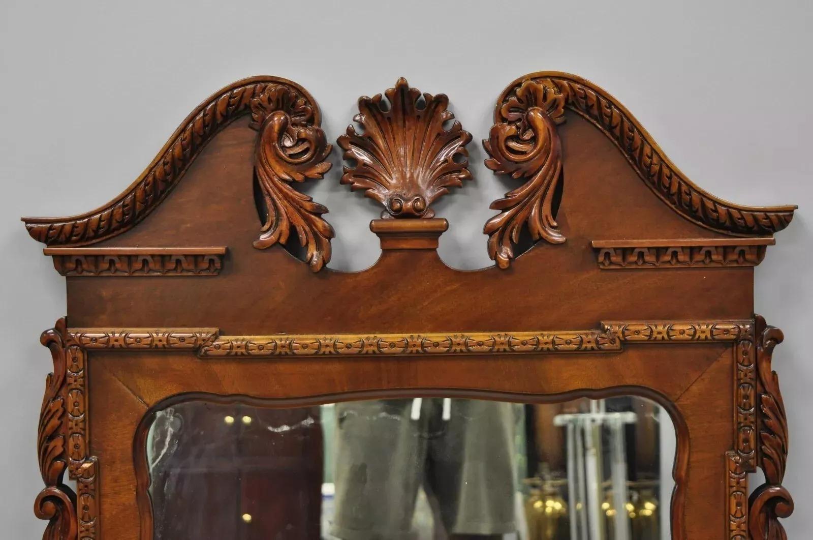 Miroir mural à arc brisé en acajou sculpté de style Chippendale. Les caractéristiques de l'article sont les suivantes : vieillissement intentionnel de l'argenture du miroir pour plus de caractère, arc brisé sculpté en coquille, bordure à enroulement