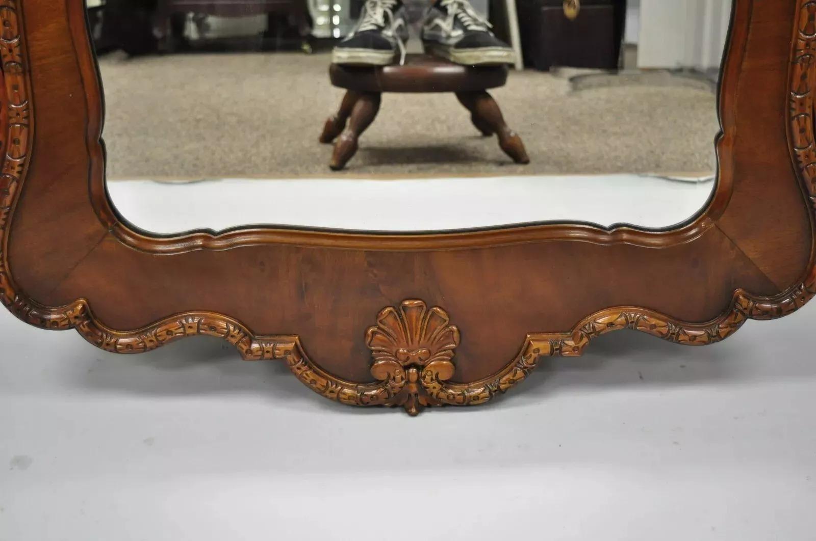 Inconnu Vieux miroir mural de style Chippendale en acajou sculpté en forme d'arc brisé en vente