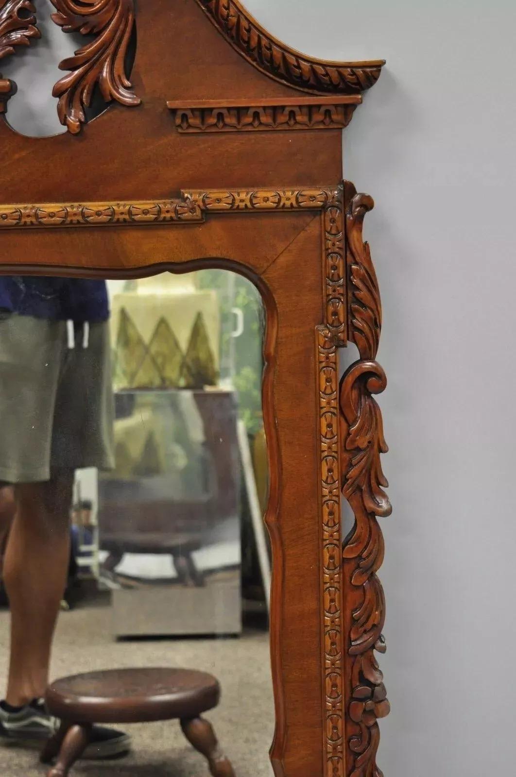 Vieux miroir mural de style Chippendale en acajou sculpté en forme d'arc brisé Bon état - En vente à Philadelphia, PA