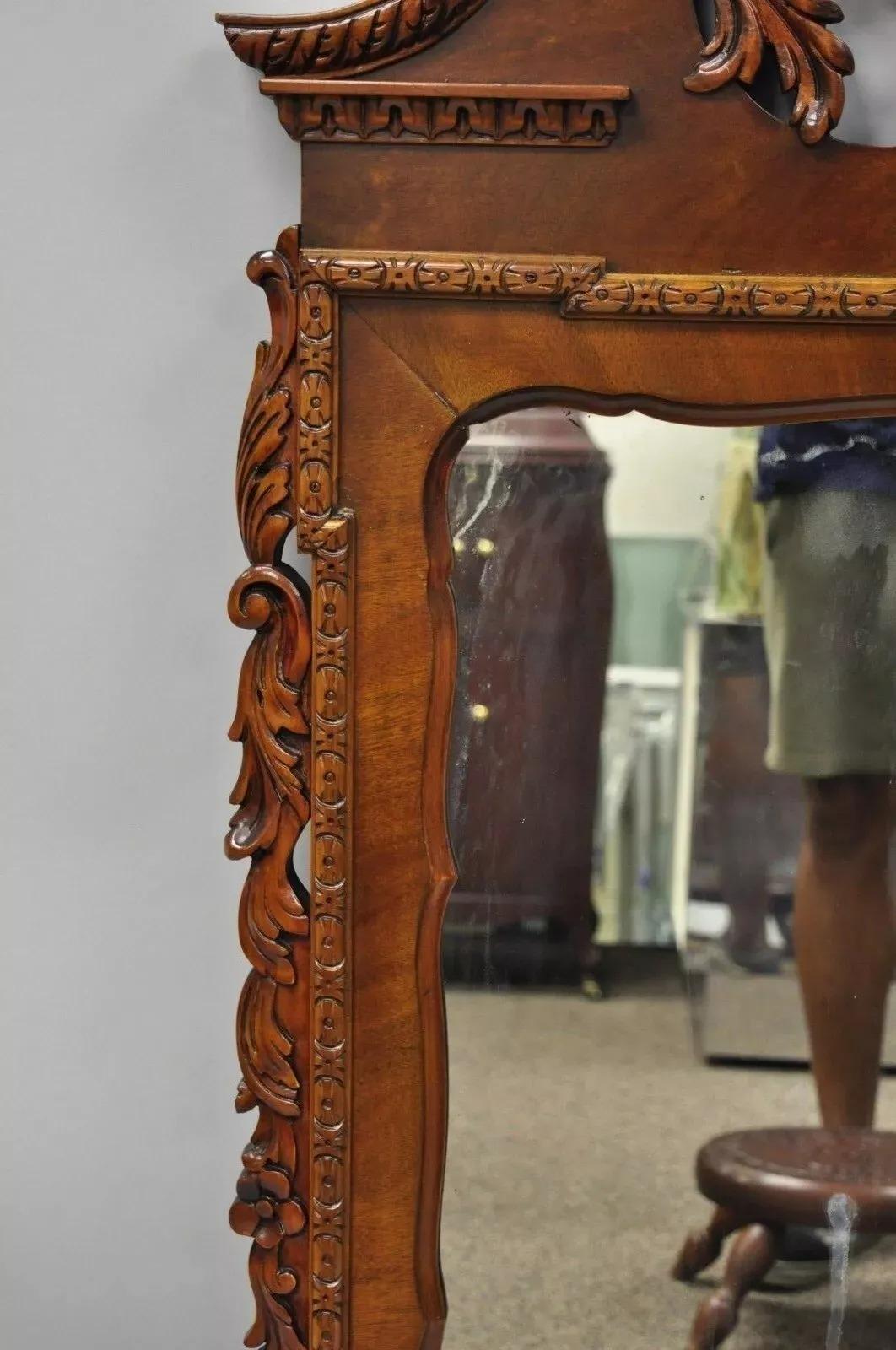 20ième siècle Vieux miroir mural de style Chippendale en acajou sculpté en forme d'arc brisé en vente