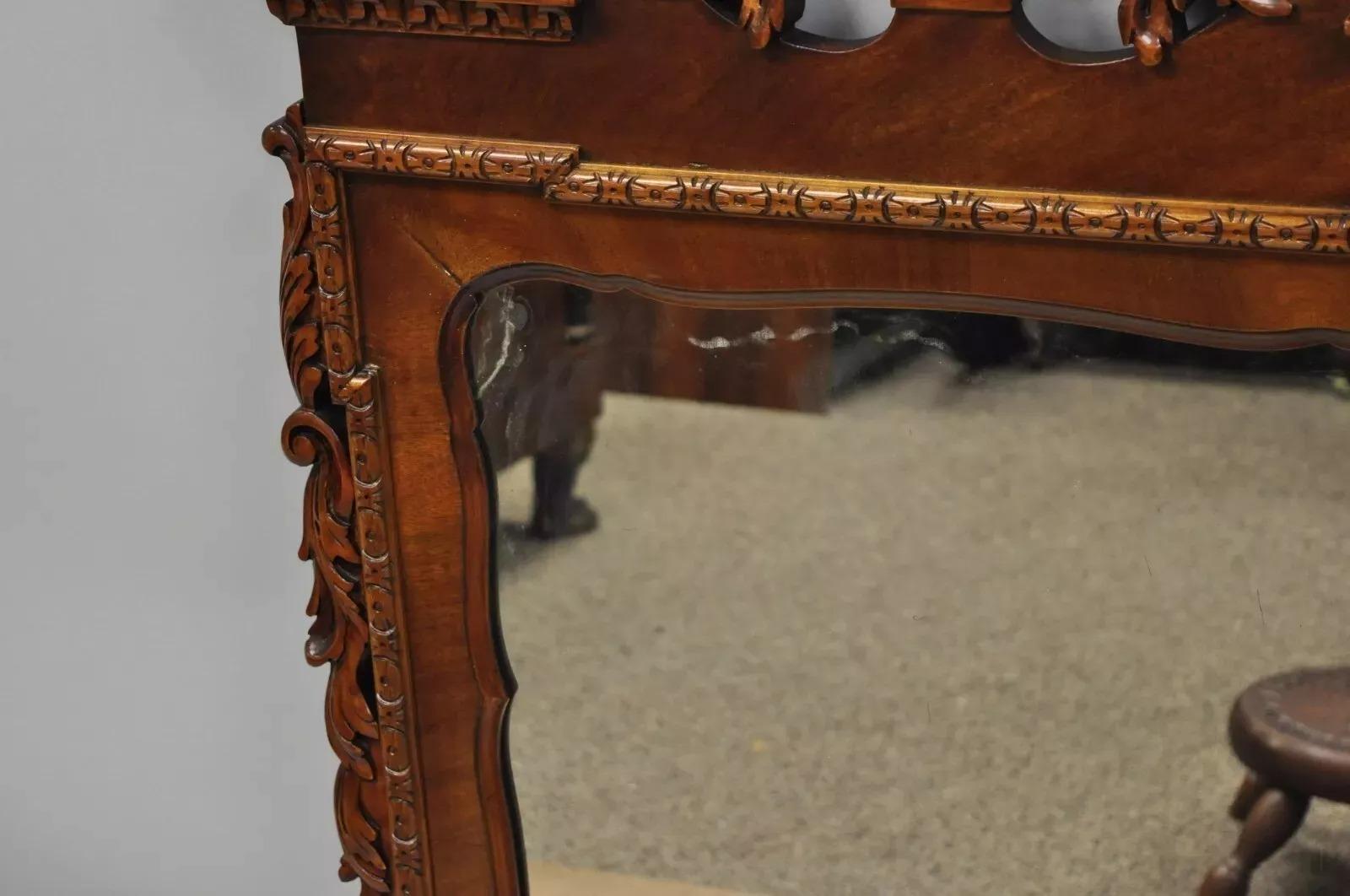 Vieux miroir mural de style Chippendale en acajou sculpté en forme d'arc brisé en vente 1