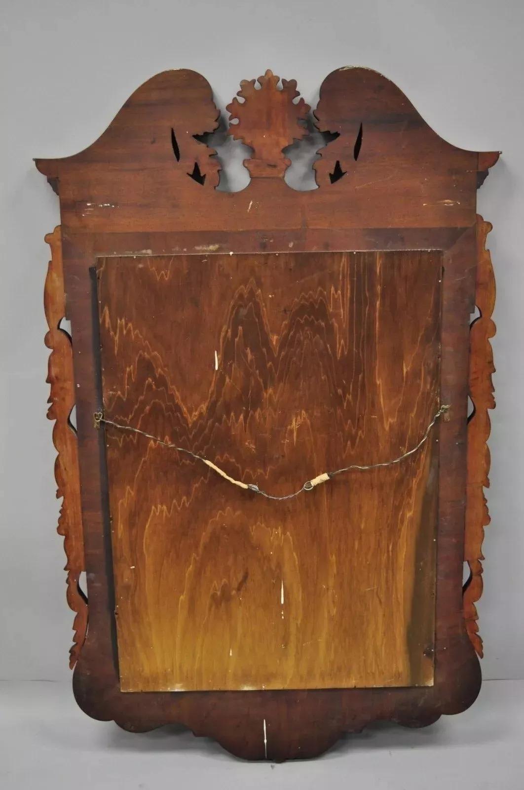 Vieux miroir mural de style Chippendale en acajou sculpté en forme d'arc brisé en vente 3