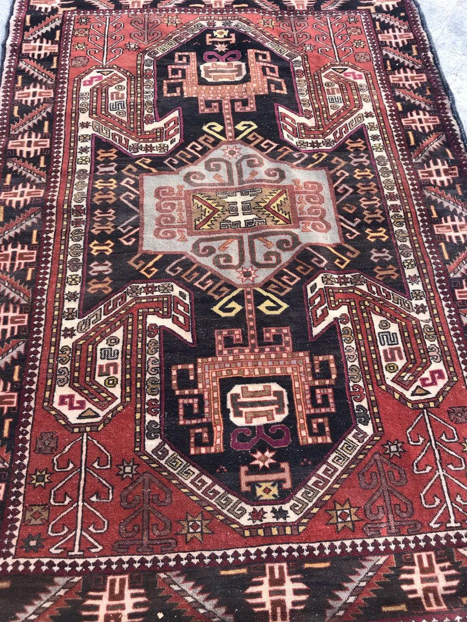 Beautiful 20th century Caucasian rug with a nice Kazak design, entirely and finely hand knotted with wool velvet on wool foundation. Measures: 4.26 x 6.06 feet.