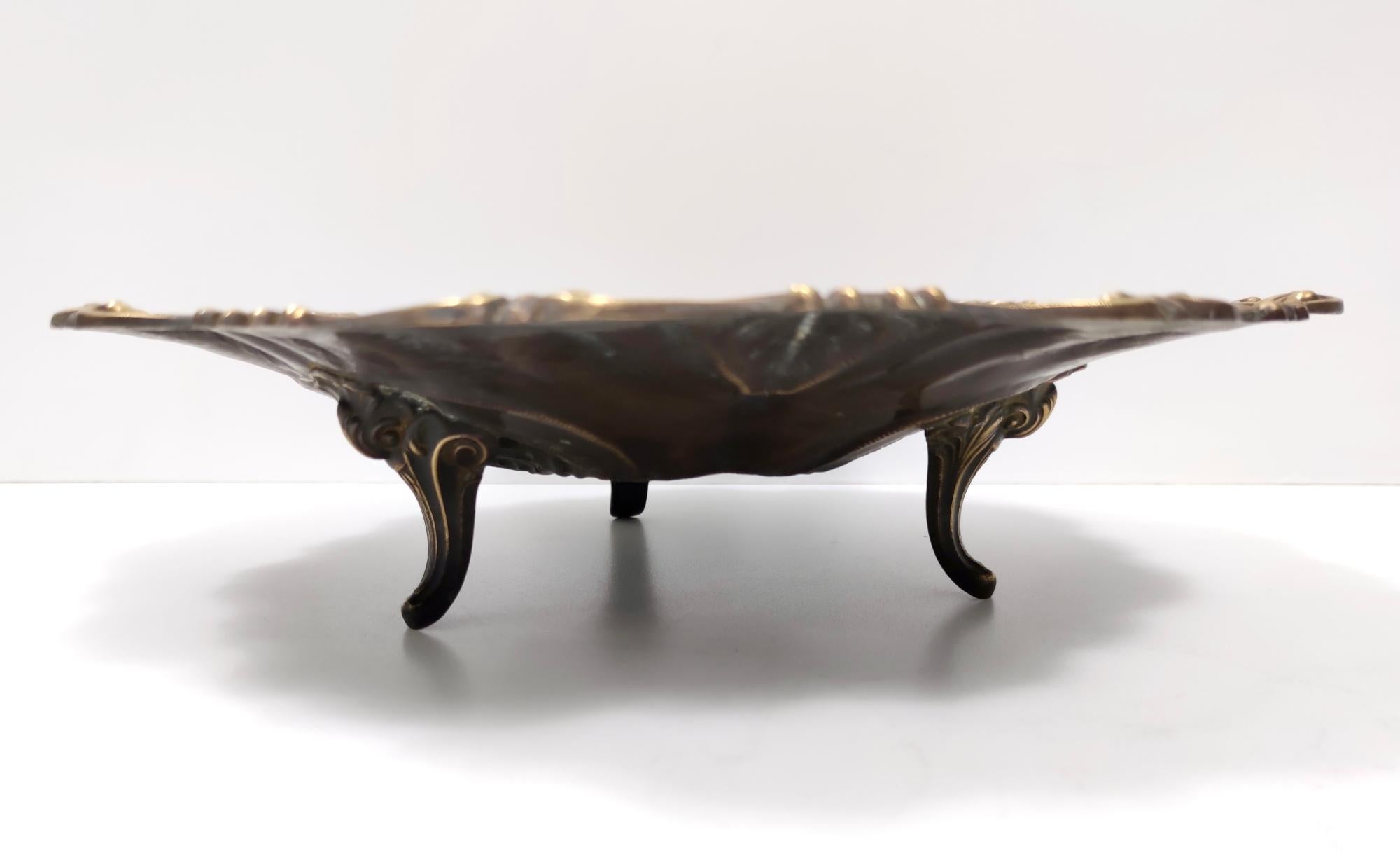 Milieu du XXe siècle Centre de table/bol vintage en bronze moulé ciselé et embossé, Italie en vente