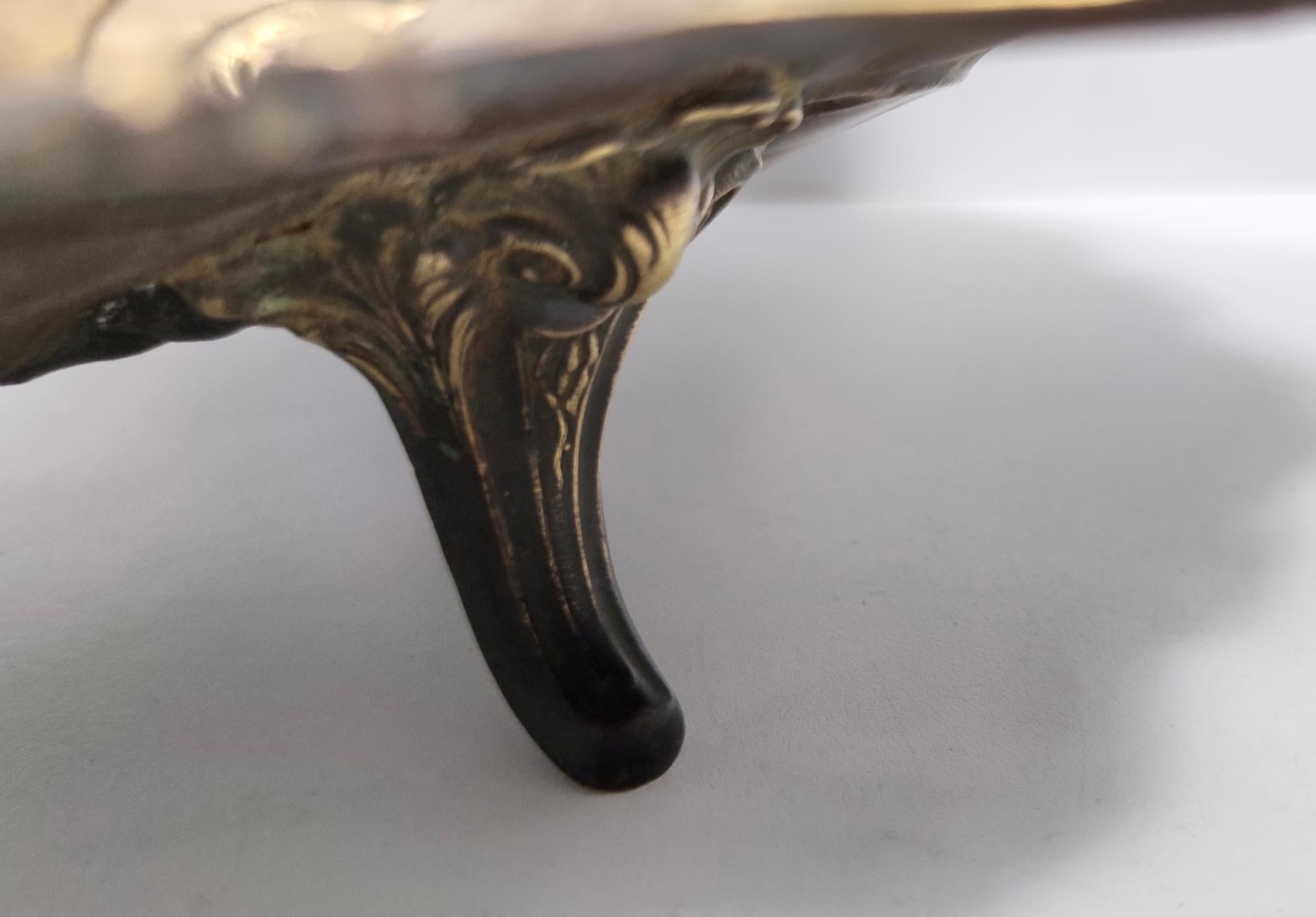 Bronze Centre de table/bol vintage en bronze moulé ciselé et embossé, Italie en vente