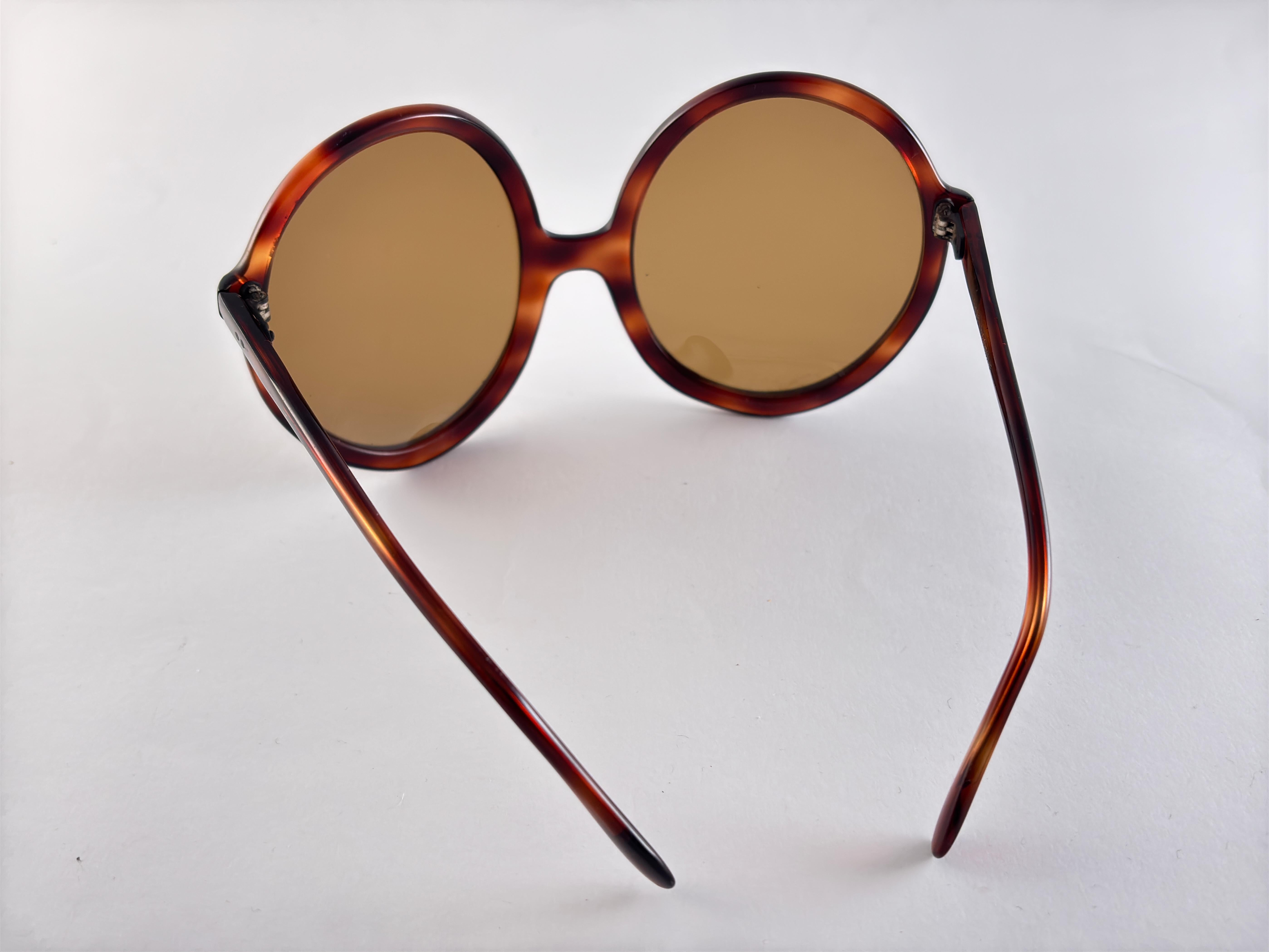Vintage Oversized Dark Tortoise Seldom & Unusual Shaped Frame Sporting Medium Brown Lenses. 1970'S Sonnenbrille Made in France.

Dieses Paar hat leichte Abnutzungserscheinungen an Gläsern und Rahmen aufgrund von fast 60 Jahren