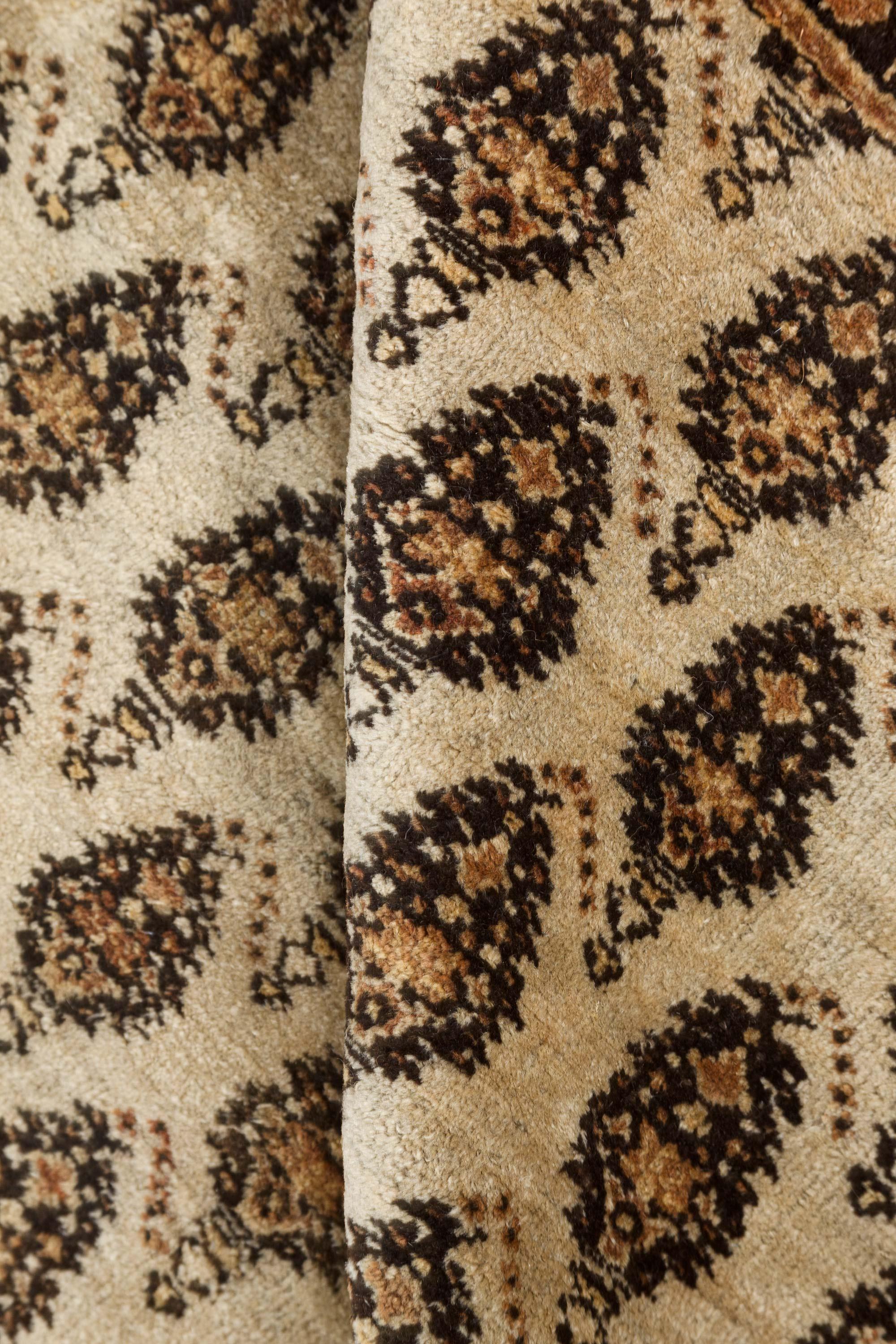 Indischer Amritsar-Teppich aus handgeknüpfter Wolle des frühen 20. Jahrhunderts
Größe: 6'8