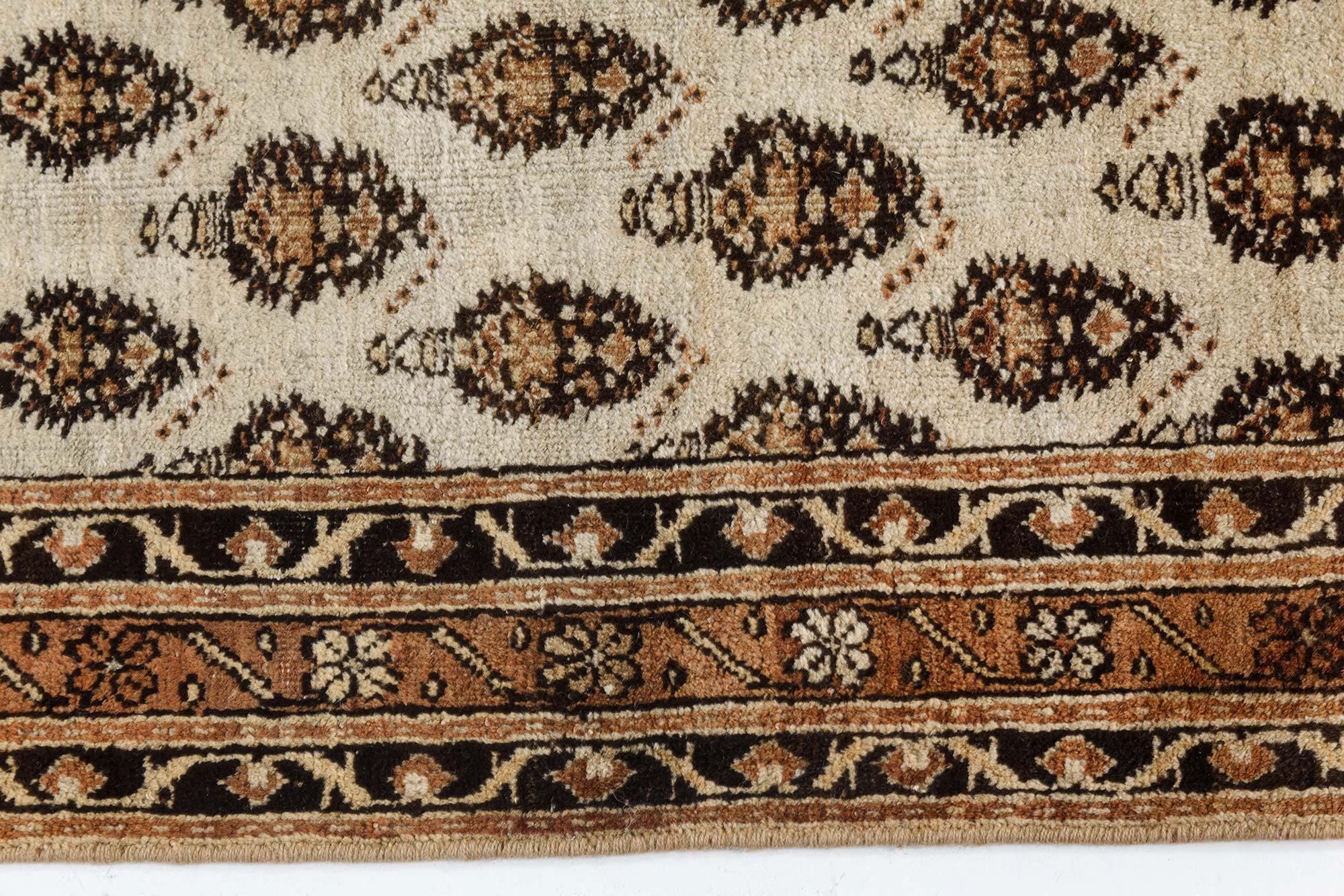 Early 20th Century Indian Amritsar Hand Knotted Wool Carpet For Sale 3