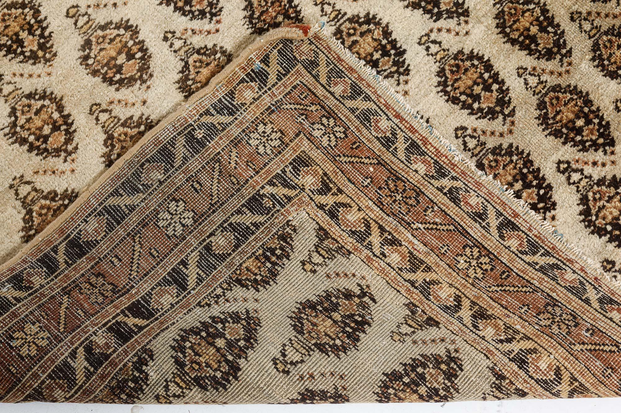 Early 20th Century Indian Amritsar Hand Knotted Wool Carpet For Sale 4