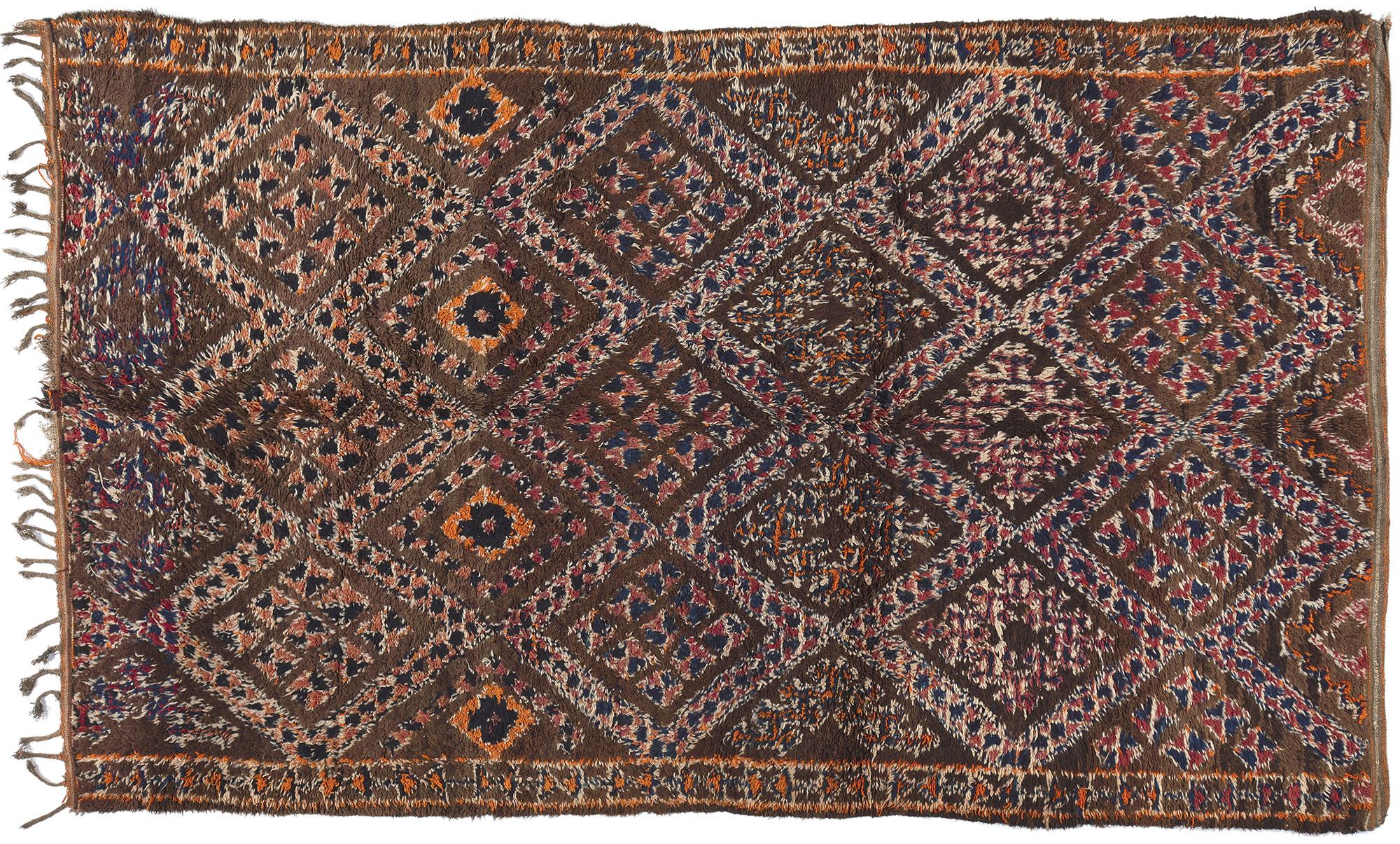 Tapis marocain Vintage Brown Beni MGuild, Midcentury Modern Meets Cozy Nomad (La modernité du milieu du siècle rencontre le confort du nomadisme) en vente 2