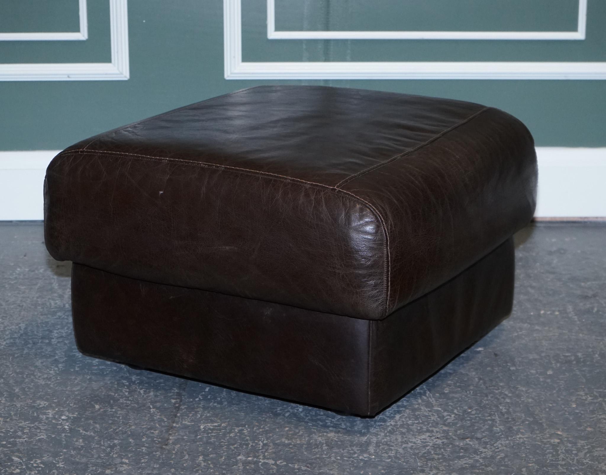 Nous sommes ravis de vous présenter ce pouf Vintage en cuir brun chocolat.

Nous avons une paire de fauteuils assortis, deux et trois places, disponibles sur nos autres listes.
Si vous êtes intéressé, n'hésitez pas à nous envoyer un message.

Nous