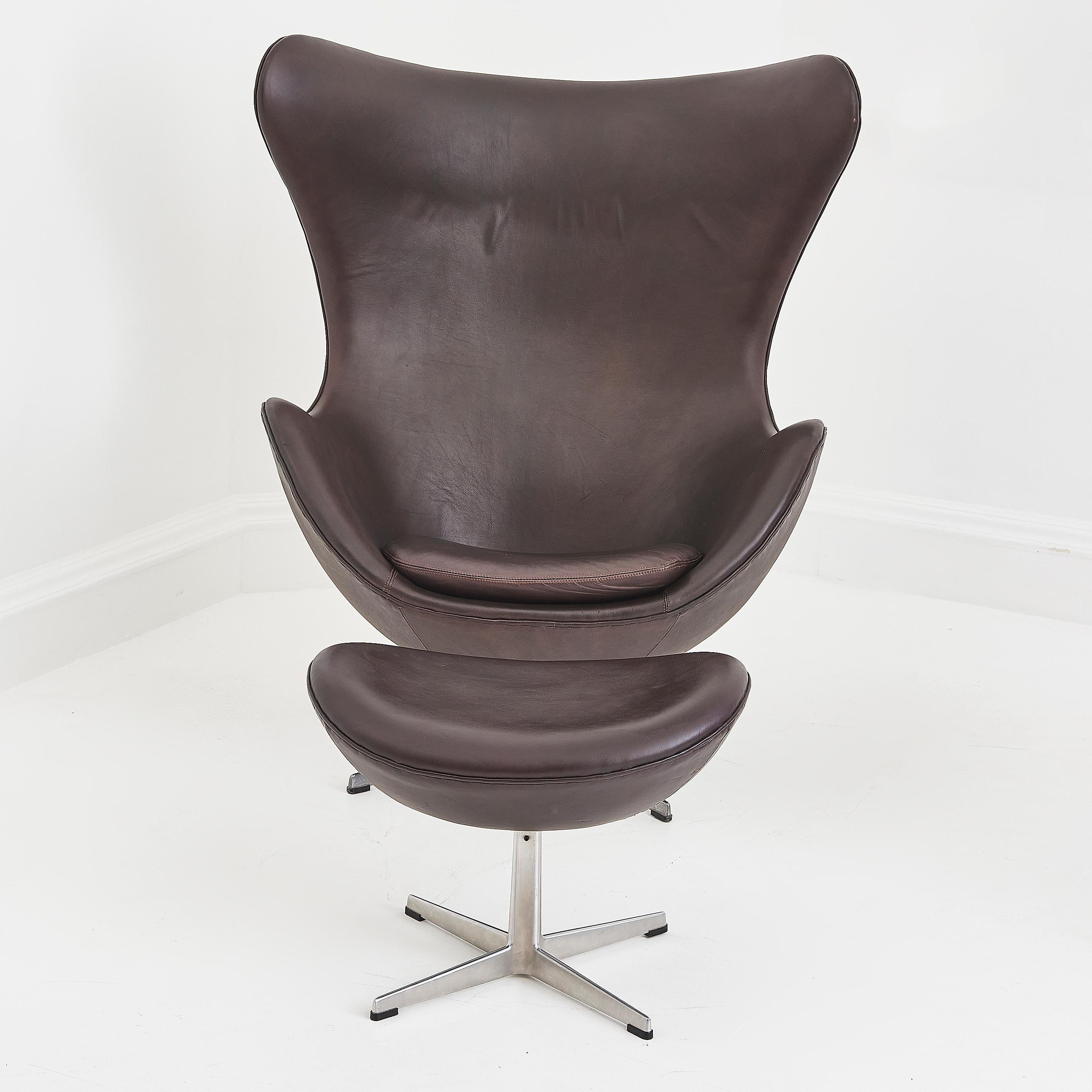 Vintage Chocolate Brown Leder Fritz Hansen Egg Chair mit Fußhocker im Angebot 5
