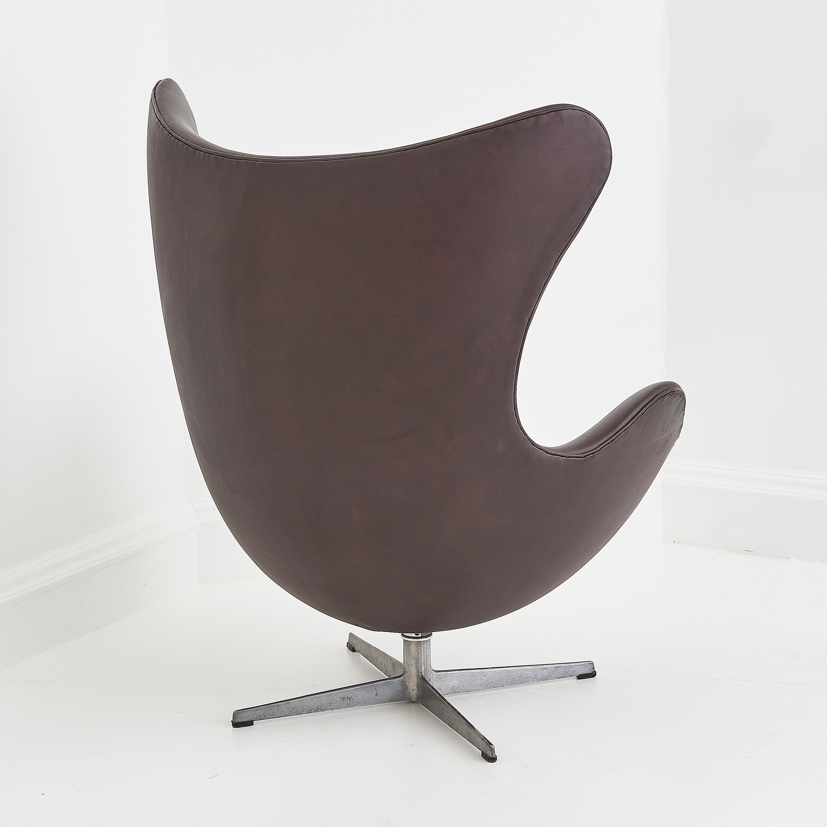 Dieser authentische Vintage Egg Chair mit passendem Ottoman von Fritz Hansen, entworfen von Arne Jacobsen im Jahr 1958, ist eine Ikone des modernen dänischen Designs und verkörpert sowohl skulpturale Eleganz als auch Komfort. 

Dieses kultige Stück
