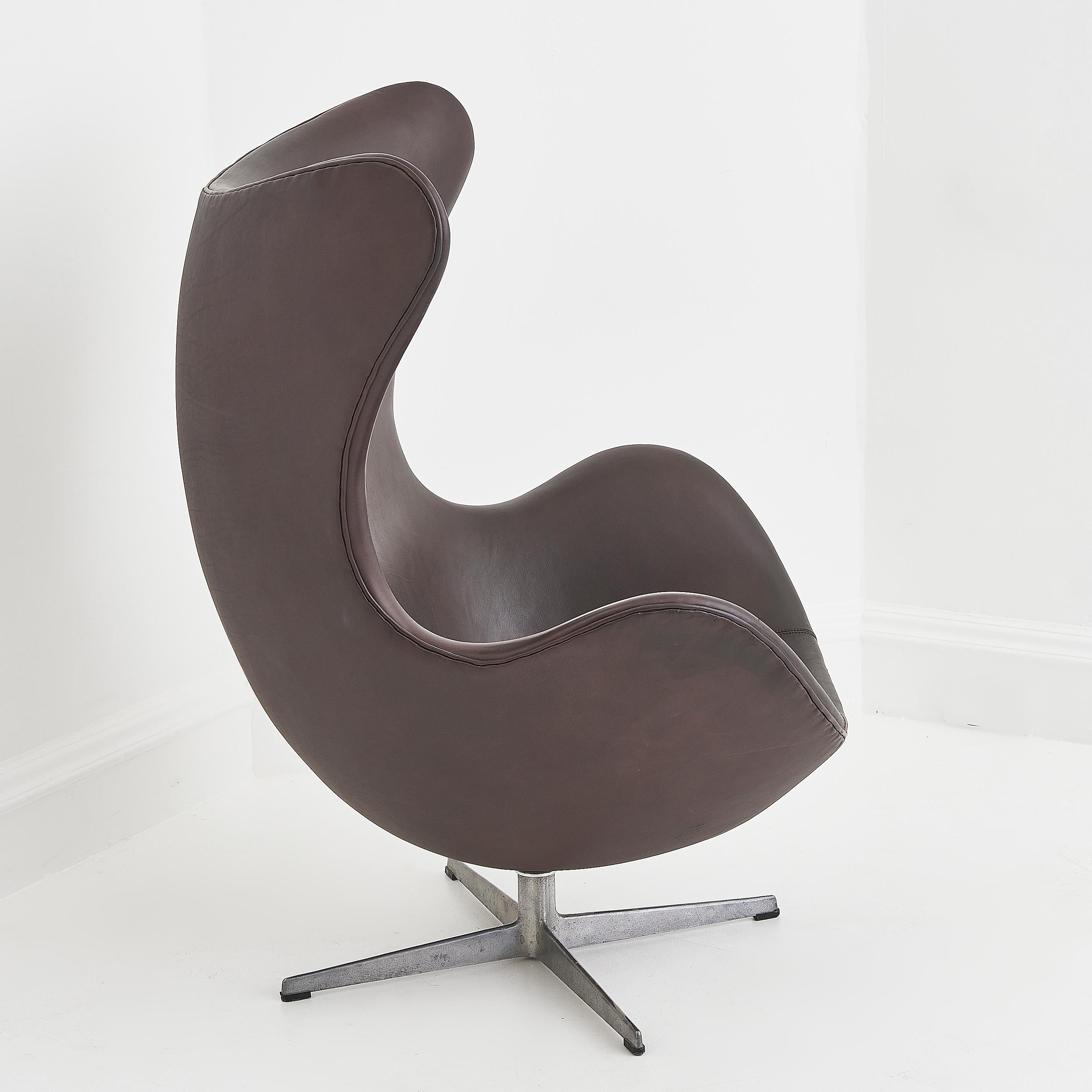 Vintage Chocolate Brown Leder Fritz Hansen Egg Chair mit Fußhocker (Dänisch) im Angebot