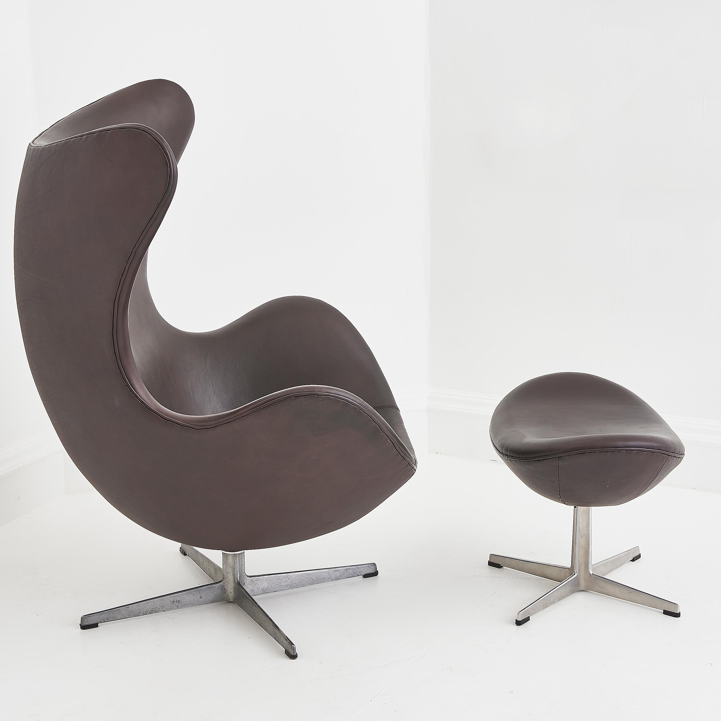 Vintage Chocolate Brown Leder Fritz Hansen Egg Chair mit Fußhocker im Zustand „Gut“ im Angebot in London, GB