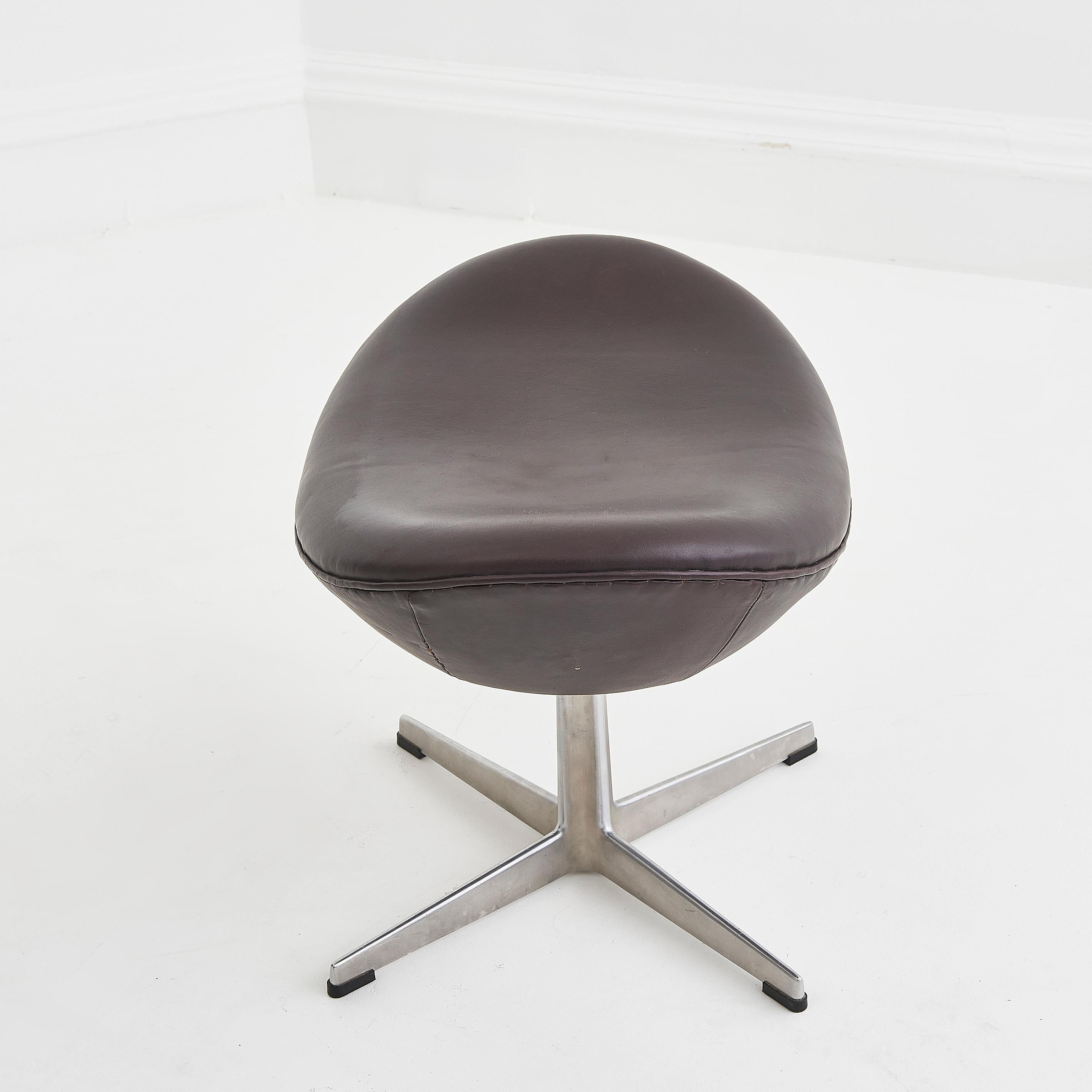 Vintage Chocolate Brown Leder Fritz Hansen Egg Chair mit Fußhocker (Mitte des 20. Jahrhunderts) im Angebot