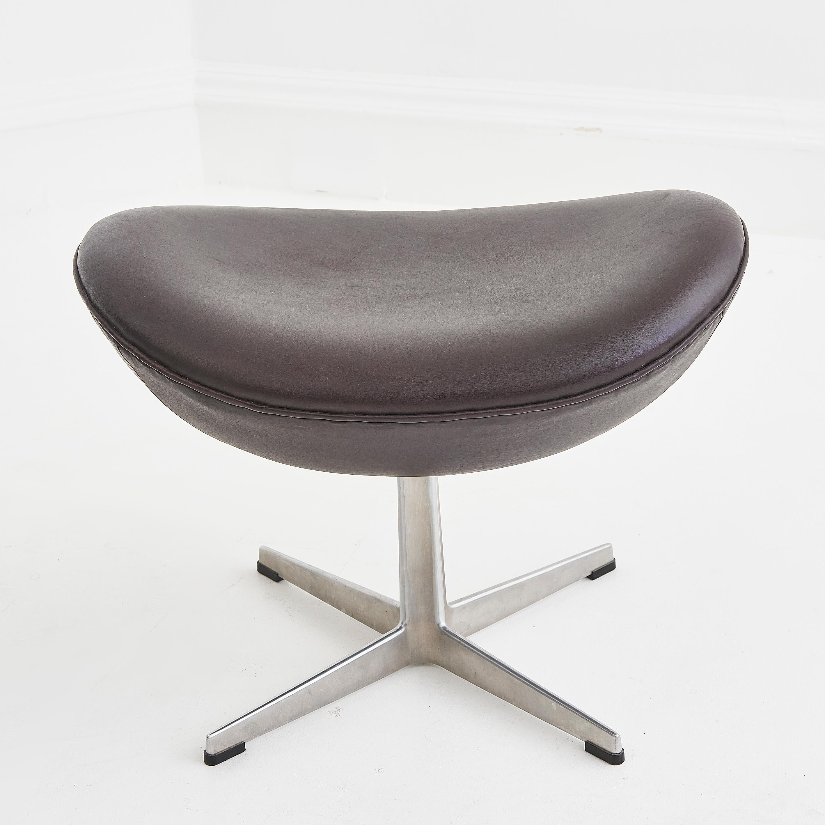Vintage Chocolate Brown Leder Fritz Hansen Egg Chair mit Fußhocker im Angebot 1
