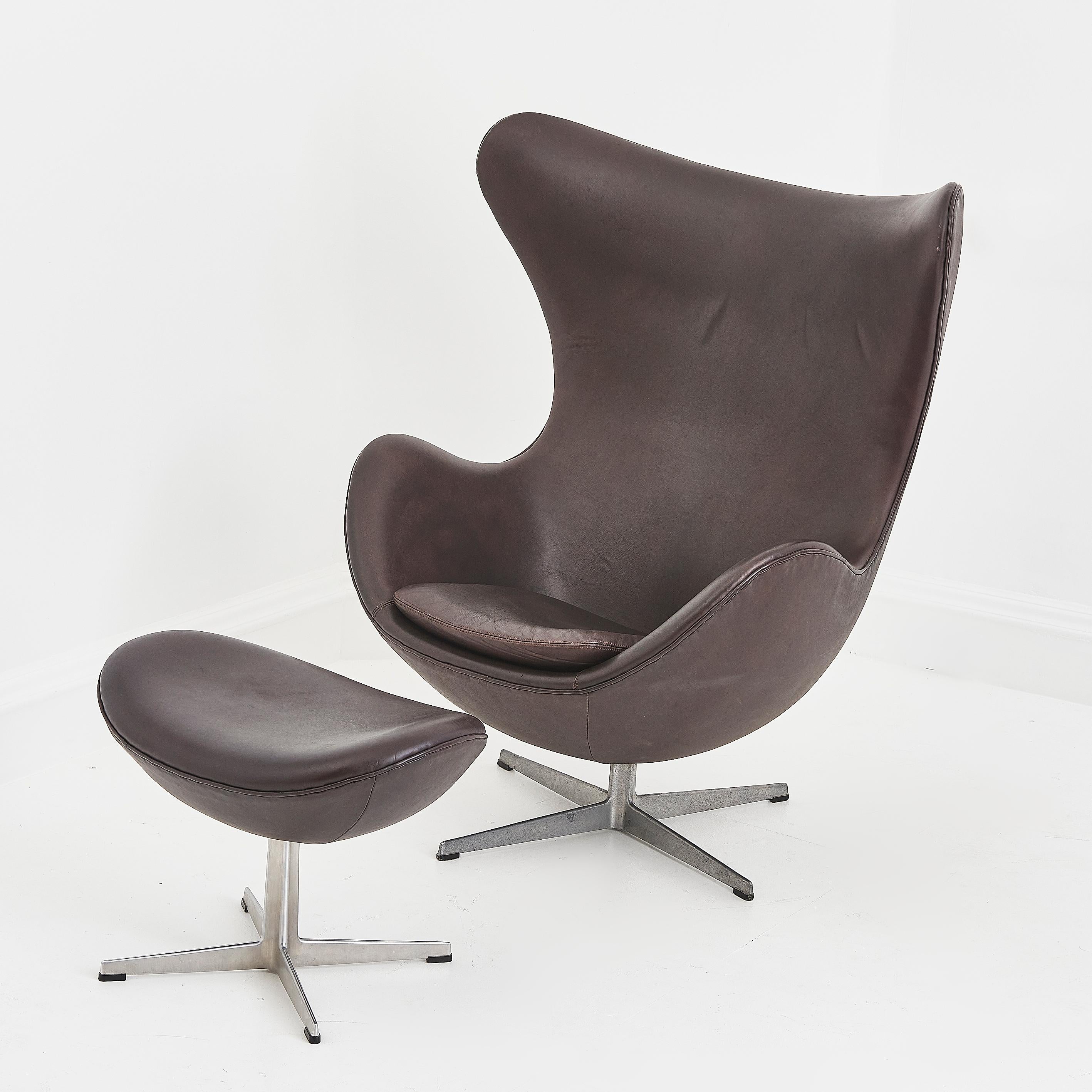 Vintage Chocolate Brown Leder Fritz Hansen Egg Chair mit Fußhocker im Angebot 2