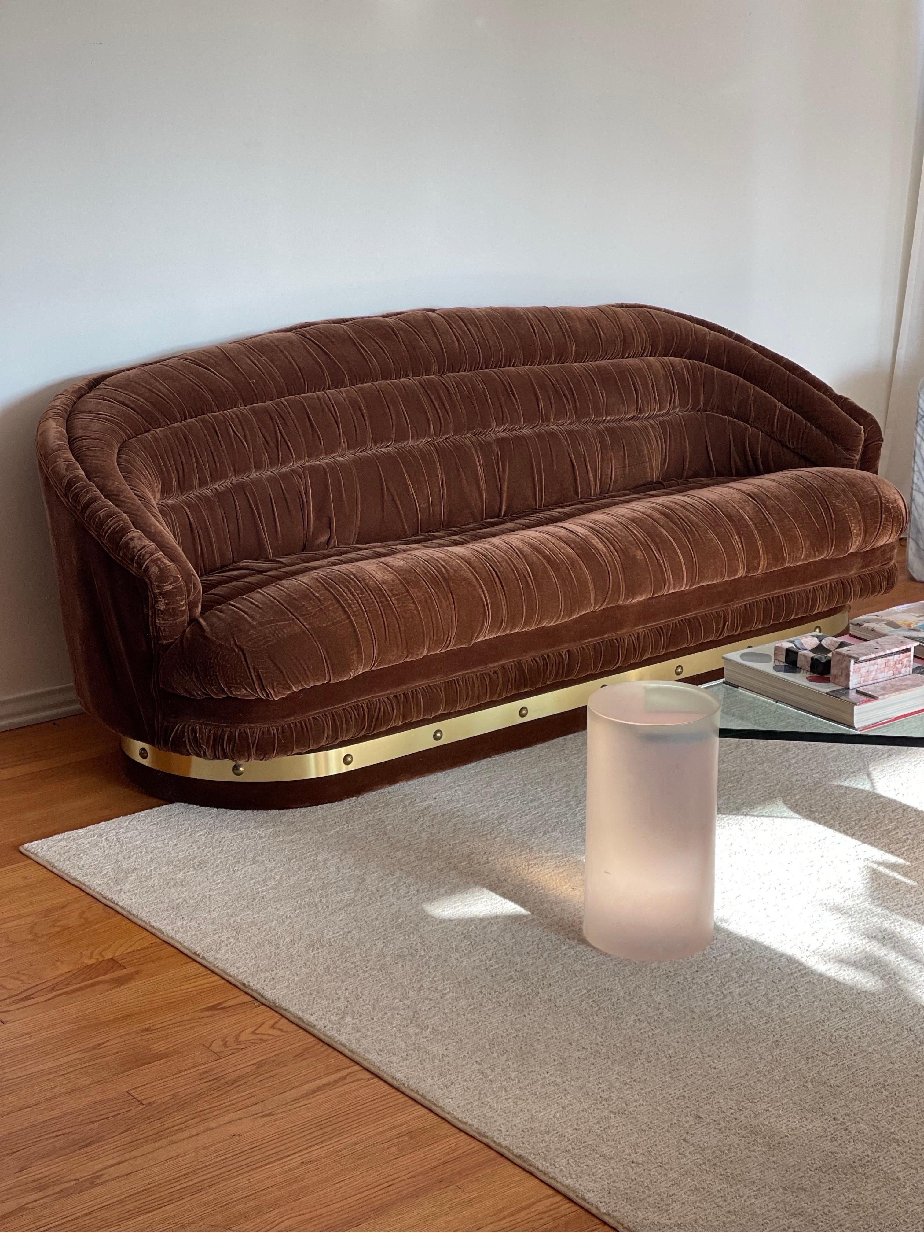 Impresionante sofá vintage en tela de mohair marrón chocolate. En muy buen estado. Súper cómodo. Un tono neutro que complementa cualquier decoración. 