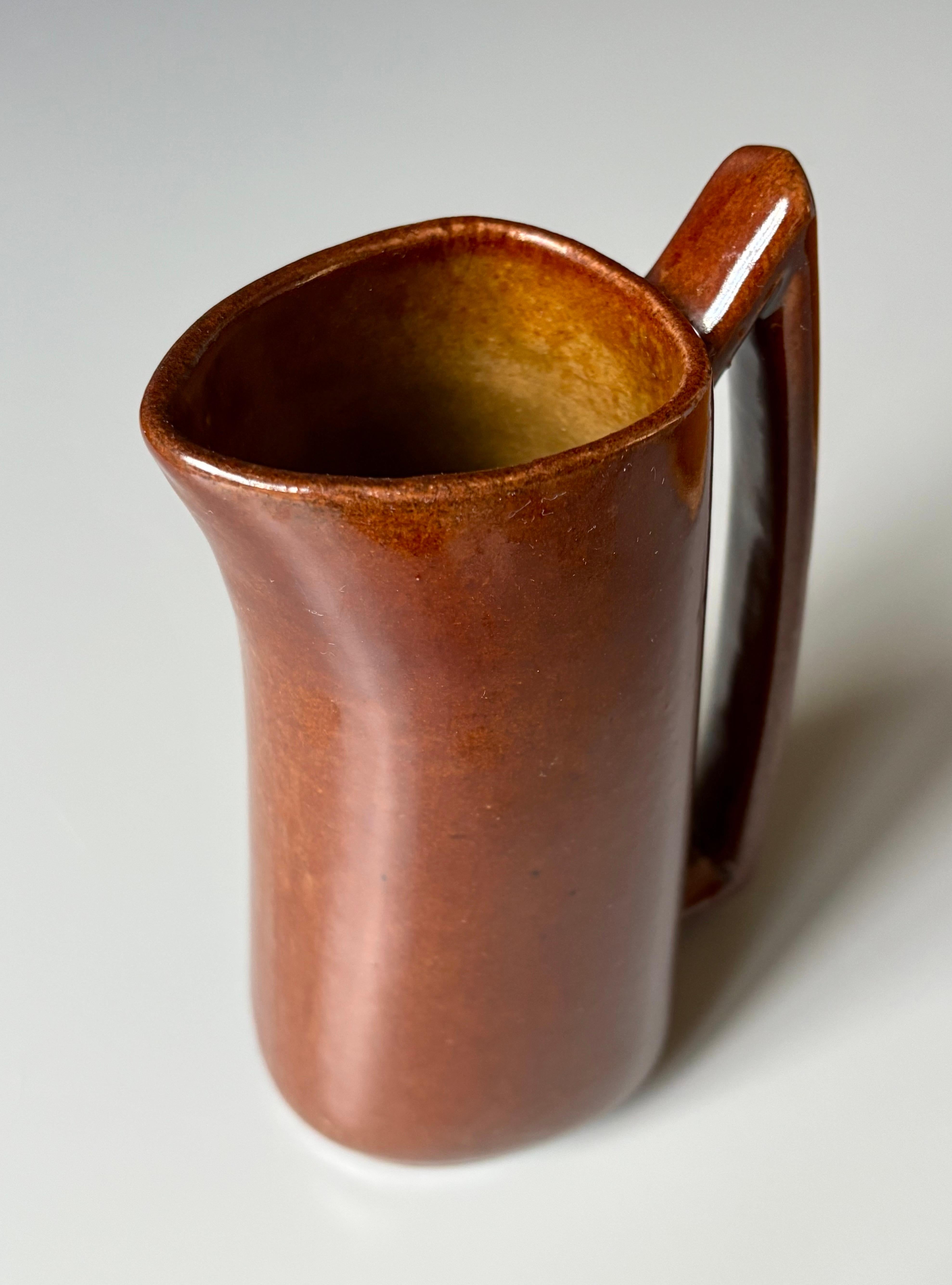 Schokoladenbraune Krugvase, 1960er Jahre (Europäisch) im Angebot