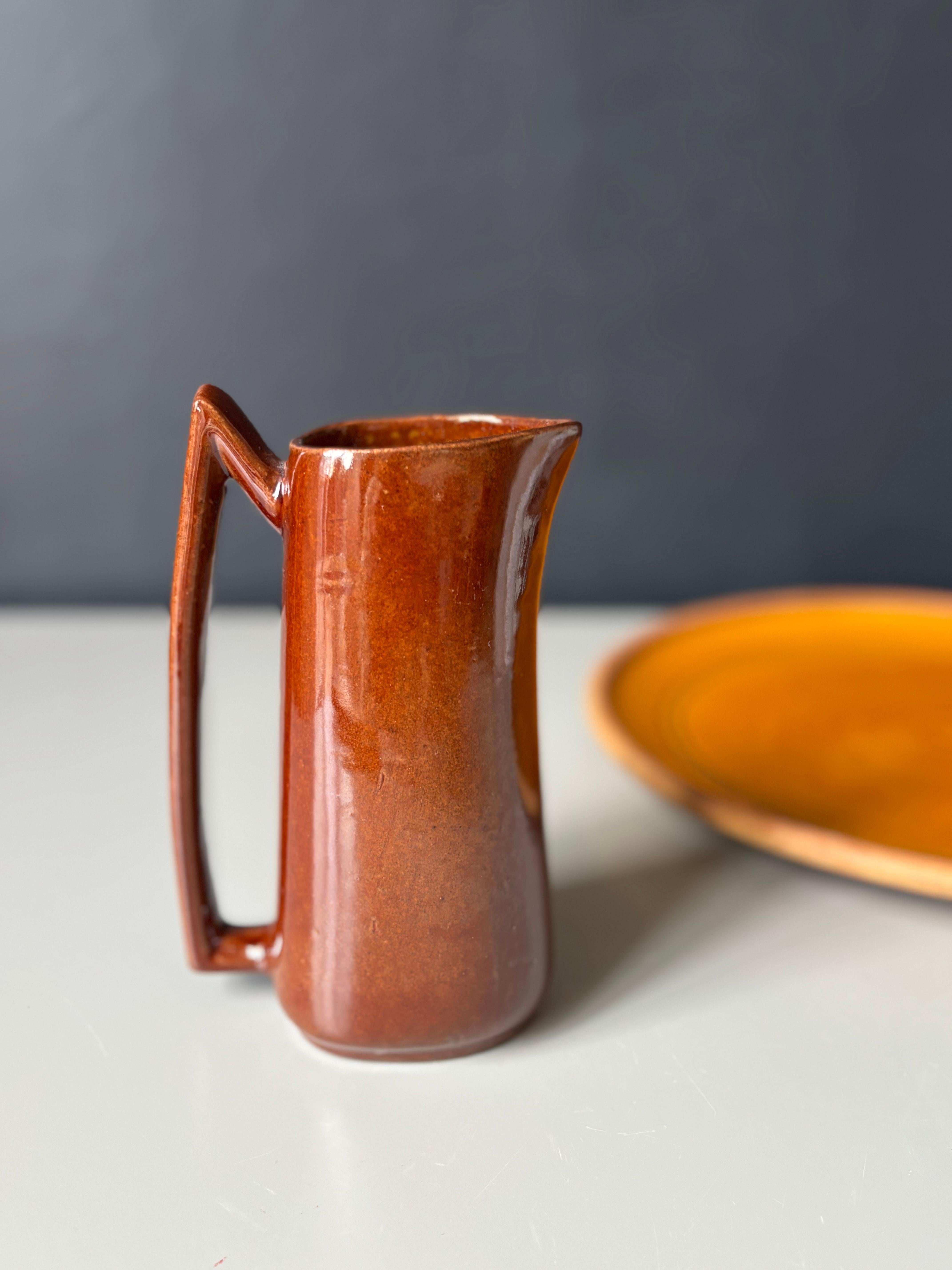 Schokoladenbraune Krugvase, 1960er Jahre (Glasiert) im Angebot